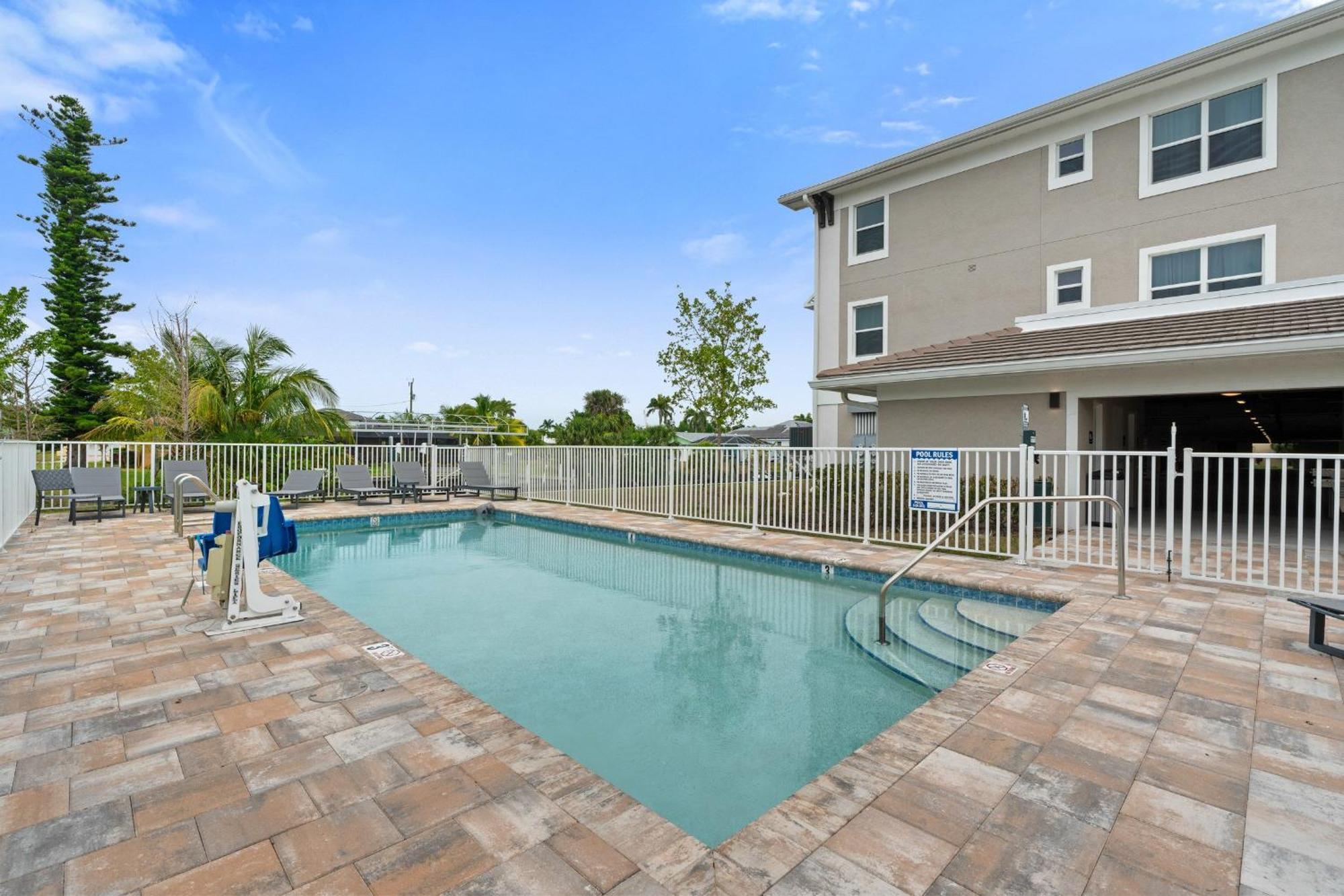 Gulf Access With Boat Slip, Heated Saltwater Pool - Bacino Vistas 205 & 208 - Roelens