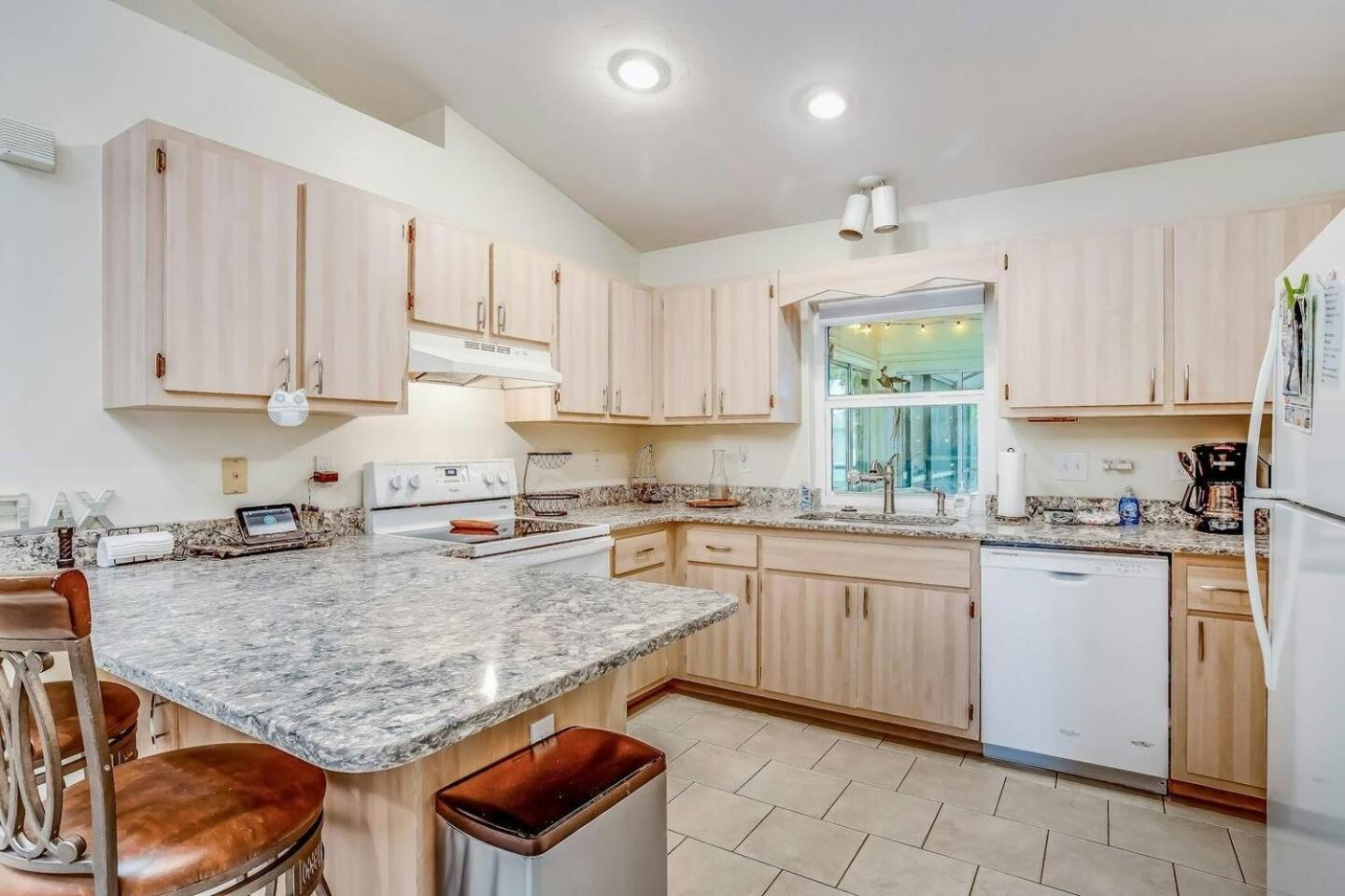 Fresh Water Canal, Pet Friendly & Bikes - Coral Cove - Roelens Vacations Cape Coral