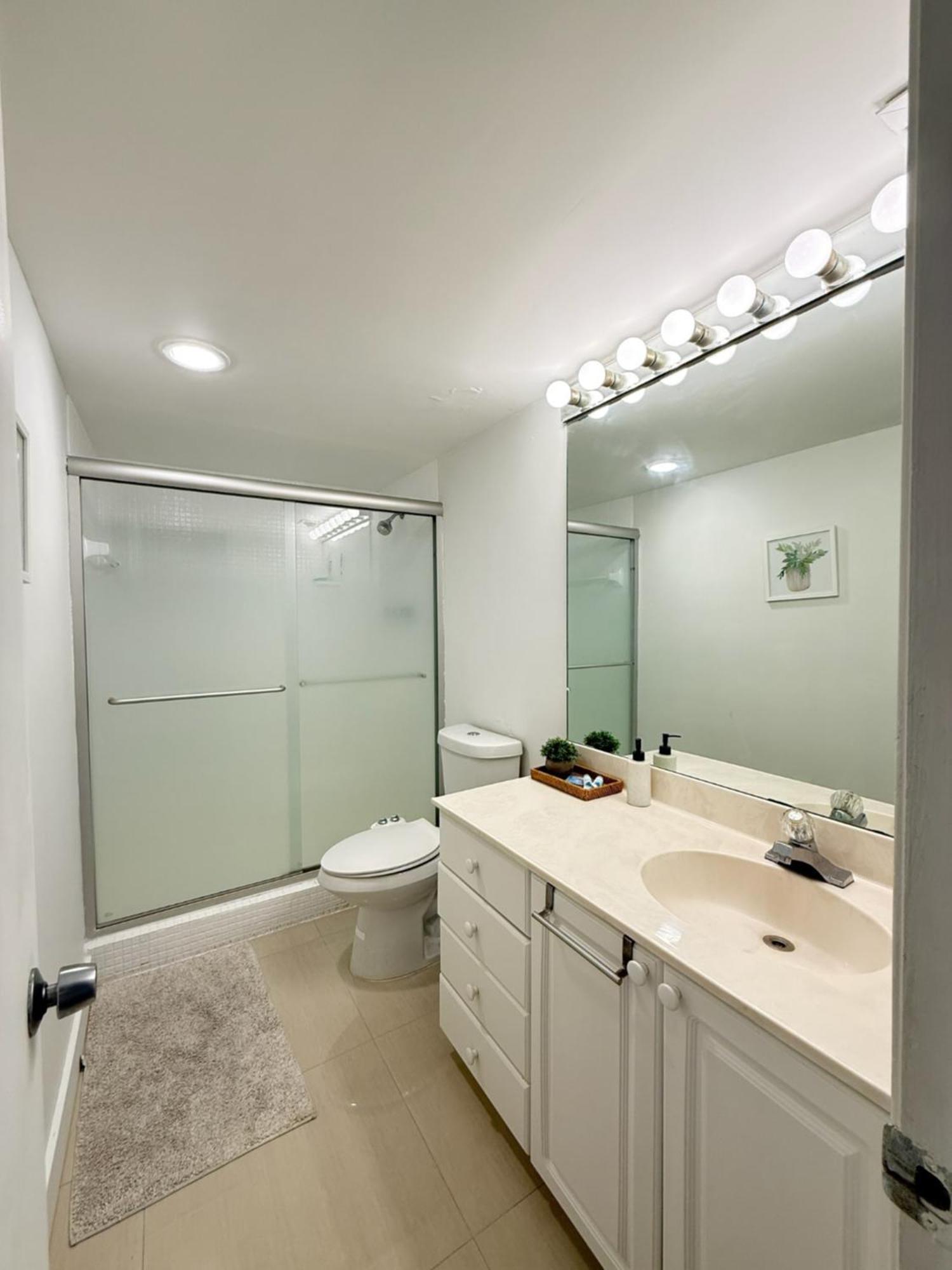 Apartment 1 Spring Promo - Sunny Isles Seaview Condo, Walk To Beach, Amazing Amenities *