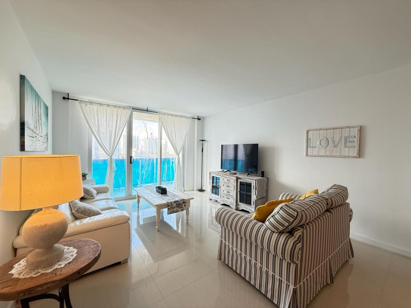 1 Spring Promo - Sunny Isles Seaview Condo, Walk To Beach, Amazing Amenities Apartment