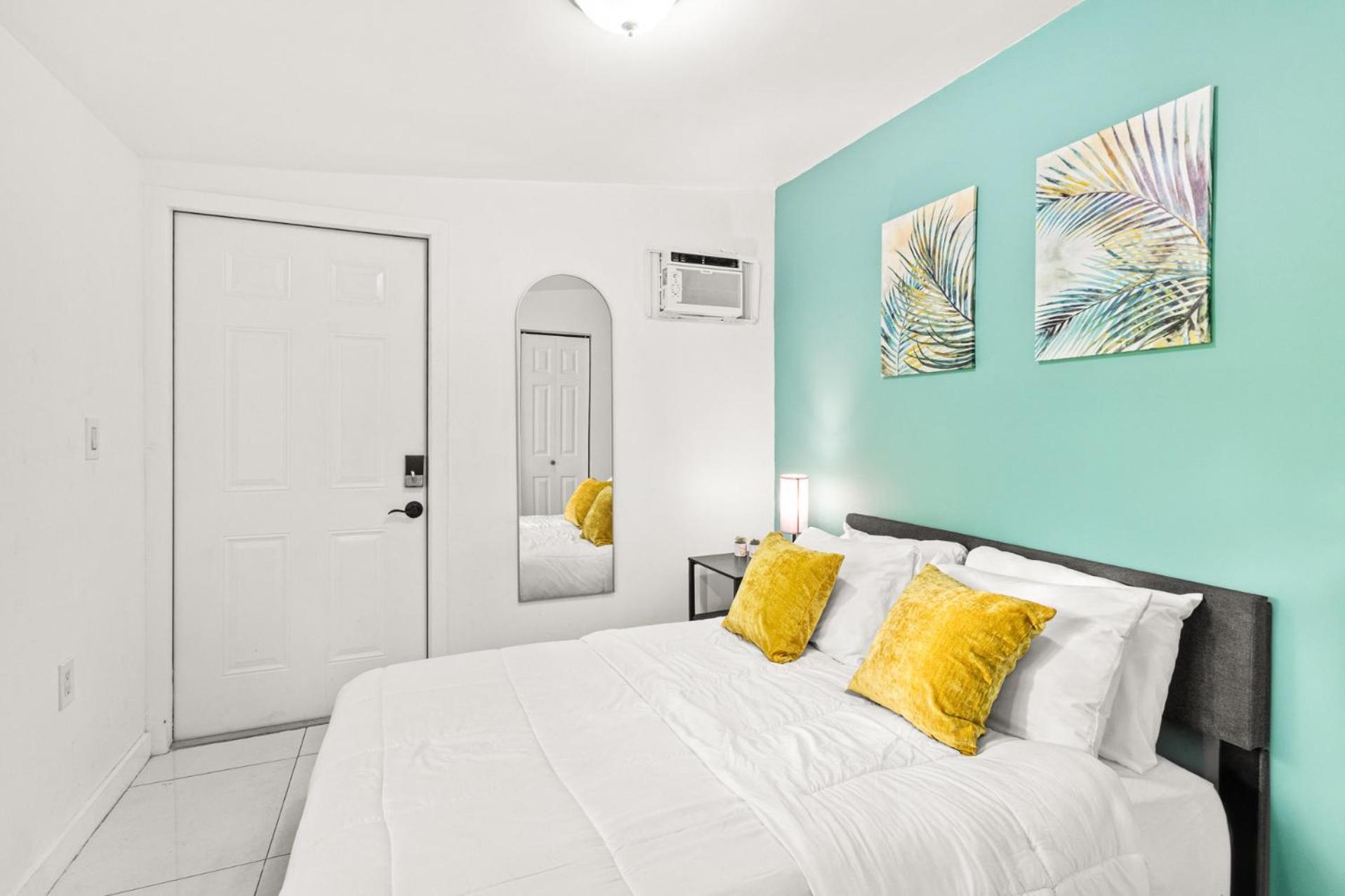 The Vibrant Retreat - With Private Patio Holiday home *