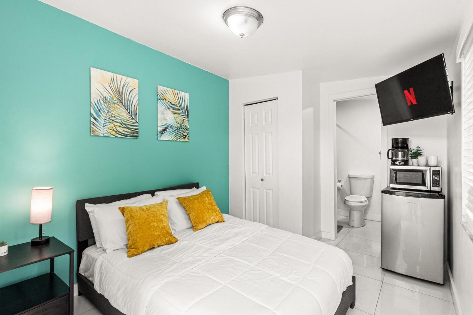 The Vibrant Retreat - With Private Patio Holiday home North Miami