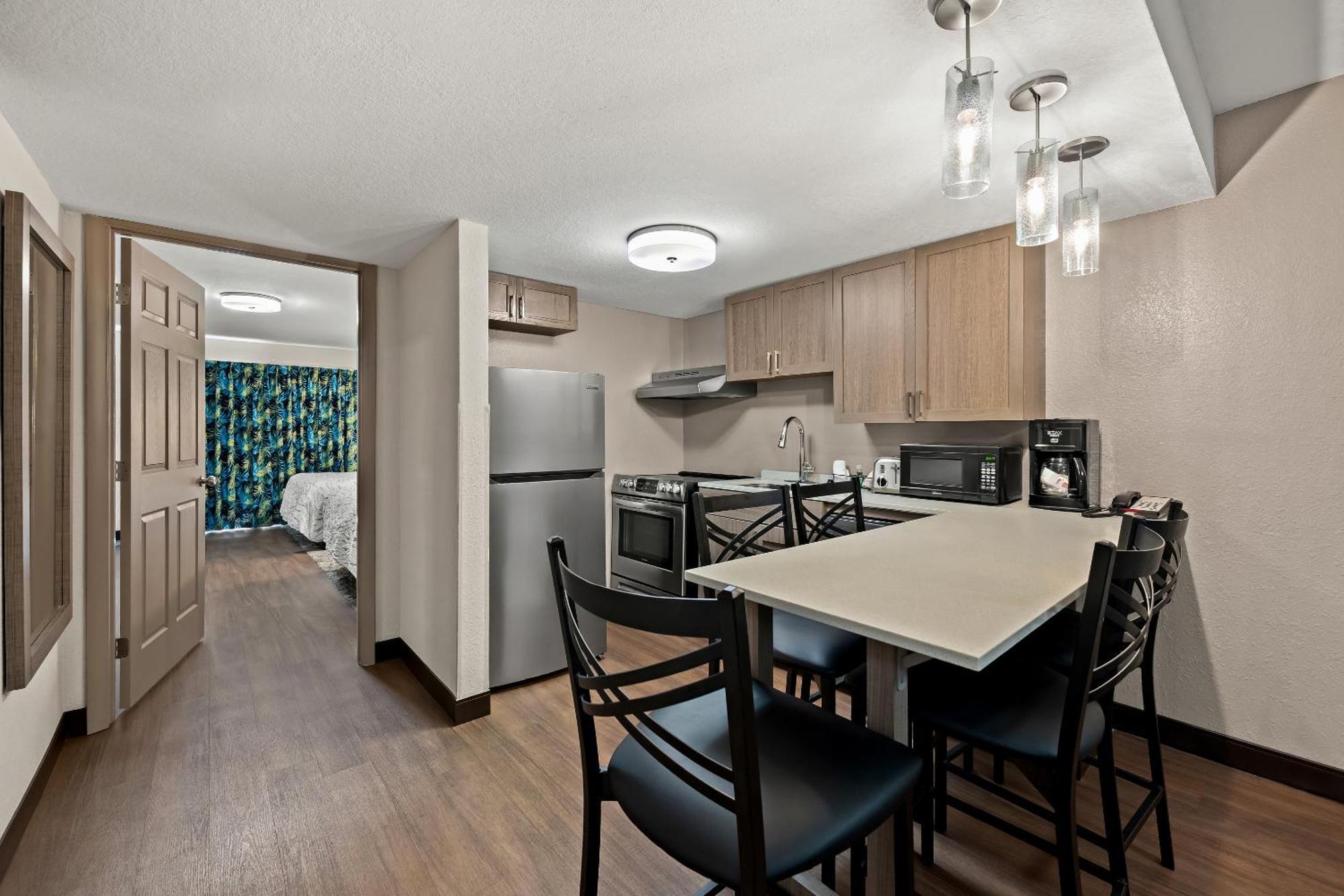 Red Roof Plus+ & Downtown-5th Ave S Hotel 3*