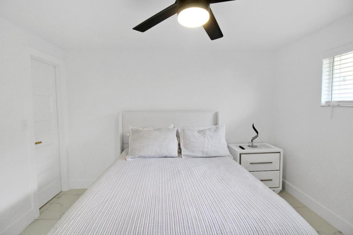 Chic & Modern Canal-front Retreat With Private Pool - Azure Tides Holiday home *
