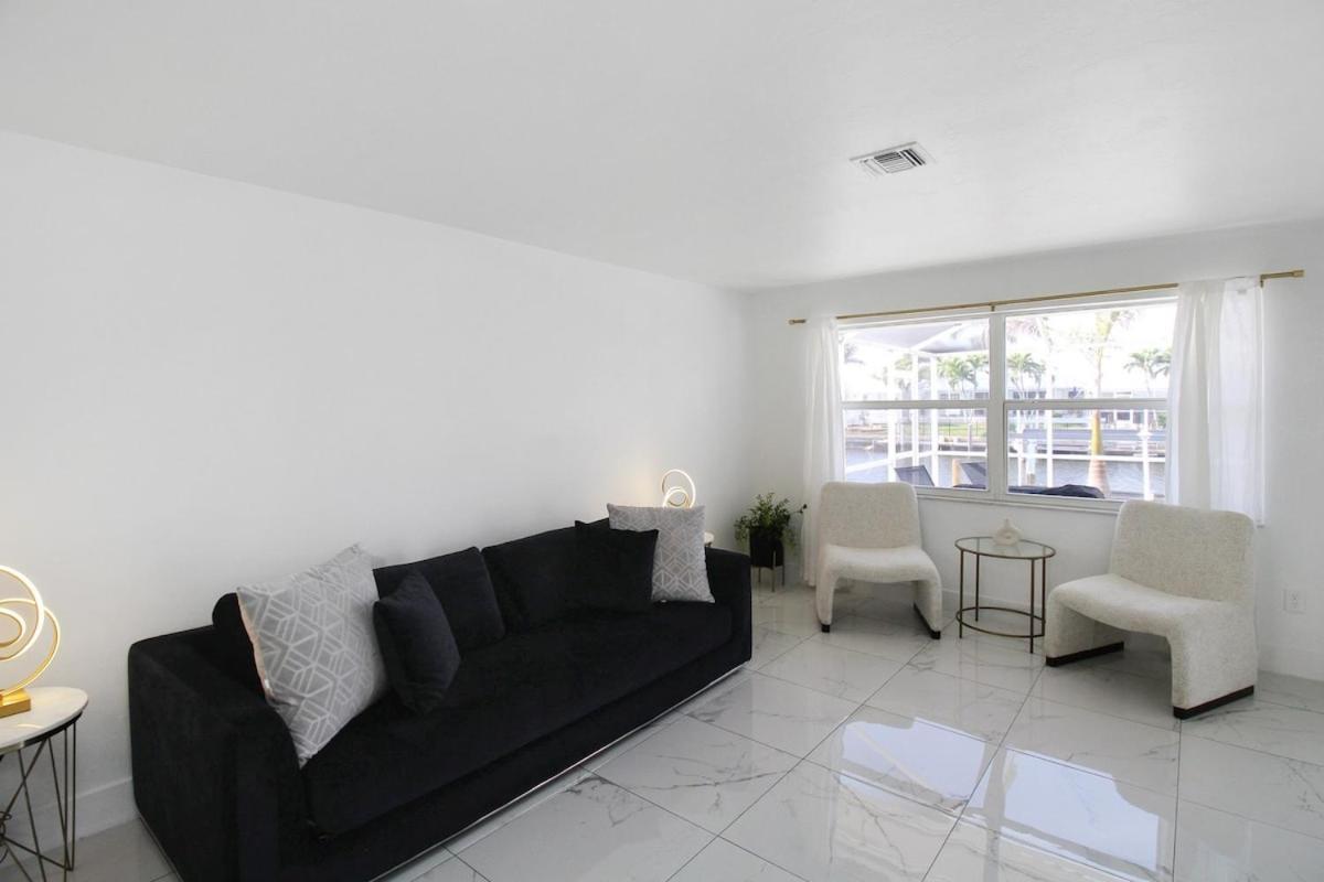 Chic & Modern Canal-front Retreat With Private Pool - Azure Tides Holiday home *