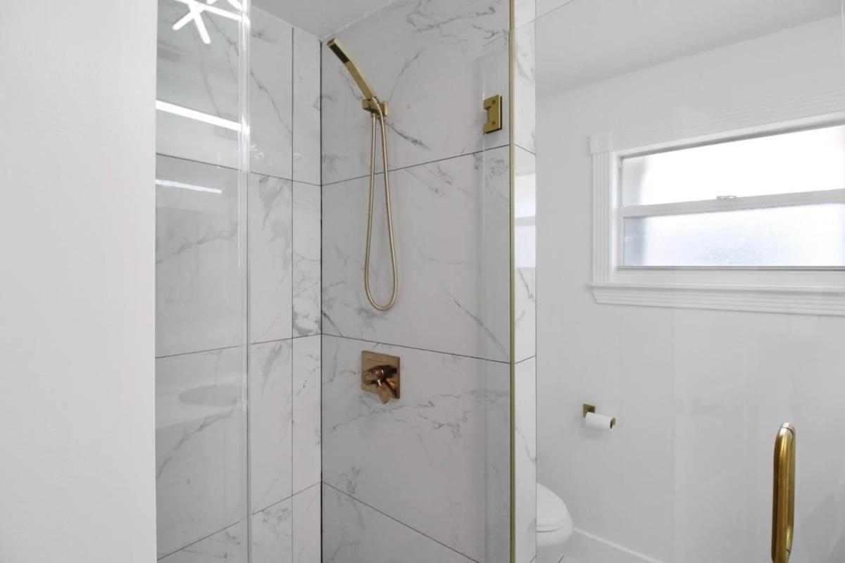 Chic & Modern Canal-front Retreat With Private Pool - Azure Tides