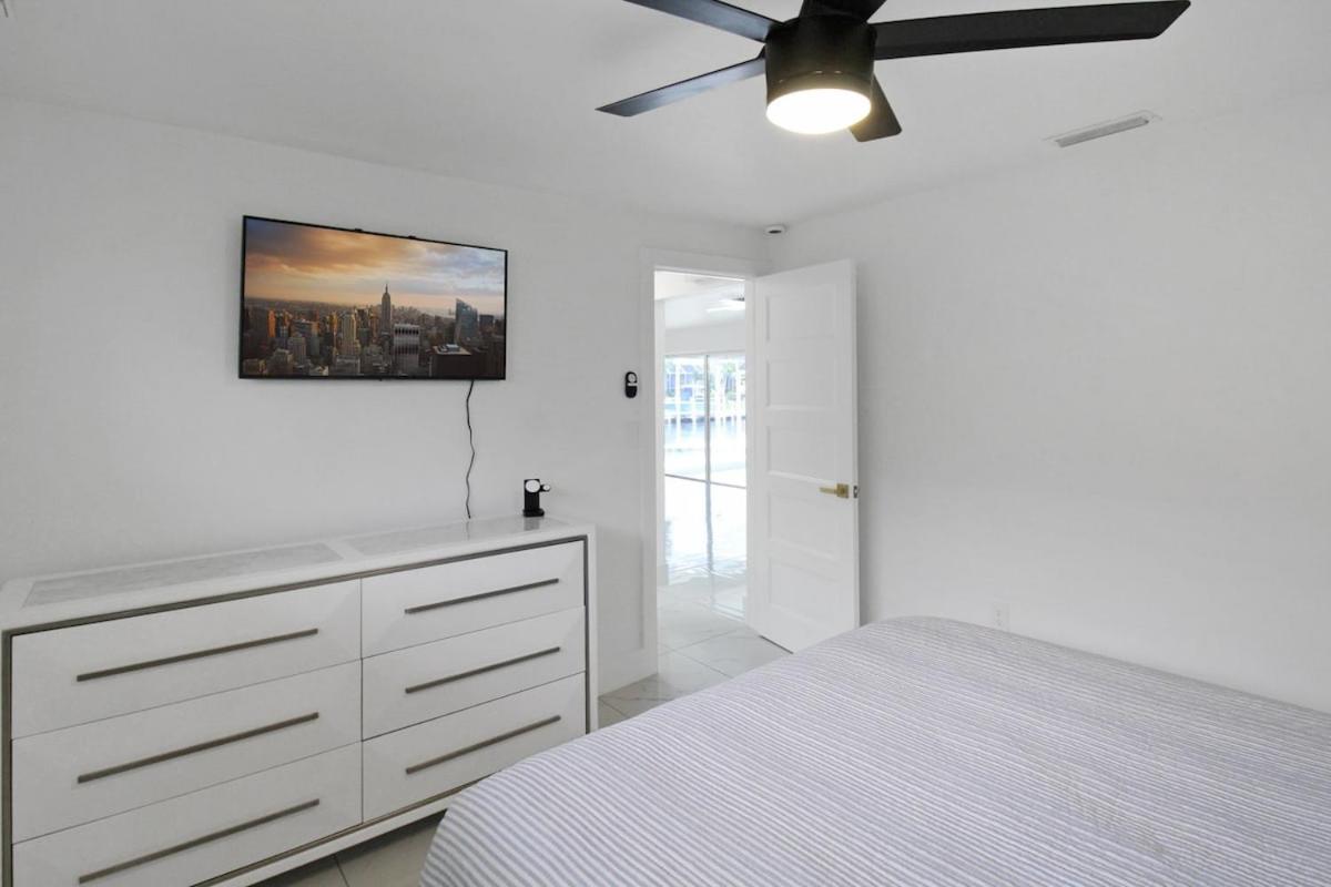 Holiday home Chic & Modern Canal-front Retreat With Private Pool - Azure Tides *
