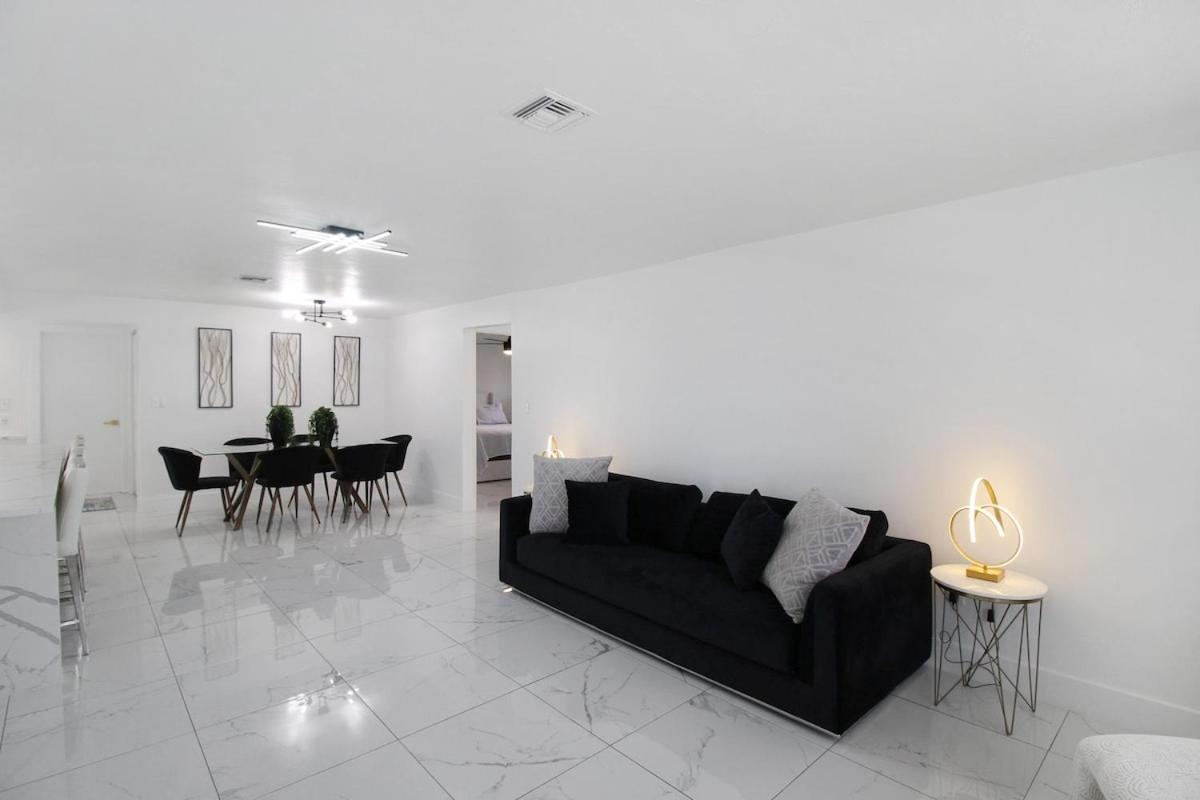 Holiday home Chic & Modern Canal-front Retreat With Private Pool - Azure Tides *
