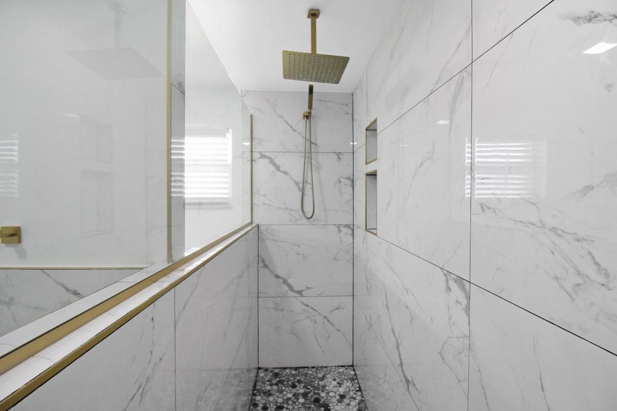 Chic & Modern Canal-front Retreat With Private Pool - Azure Tides *