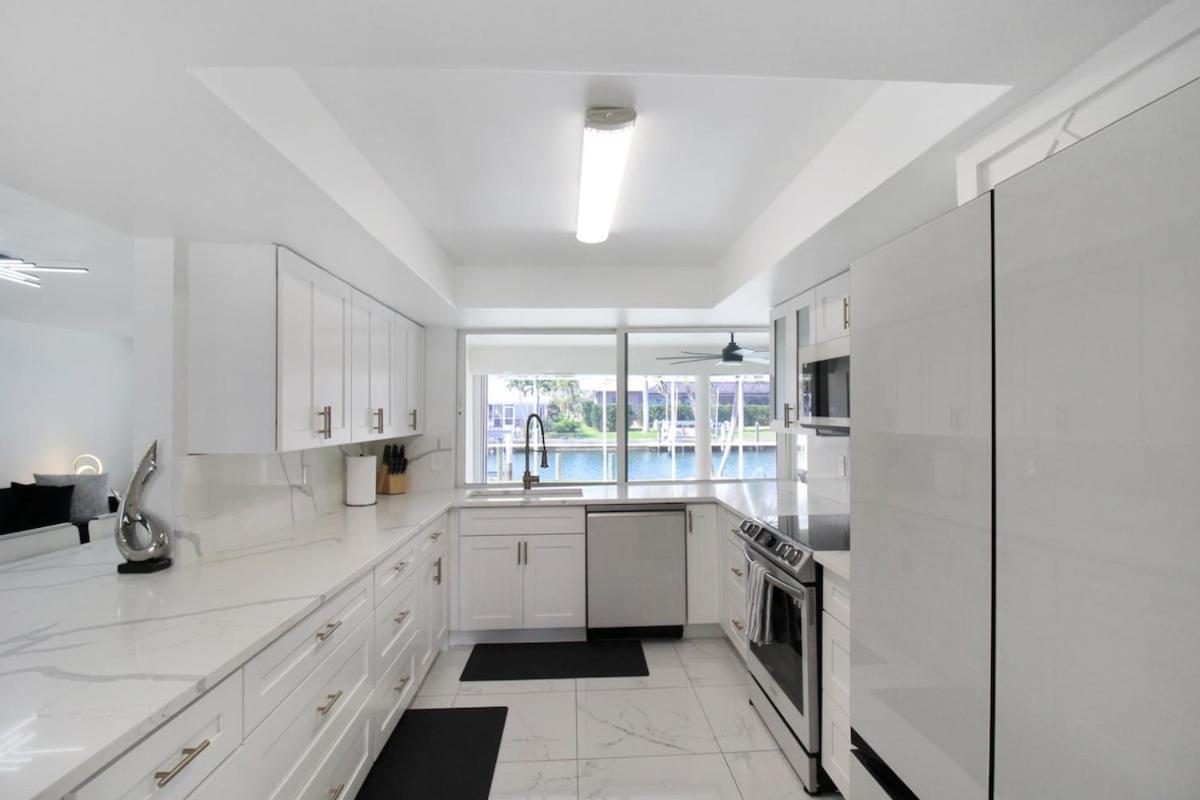 Holiday home Chic & Modern Canal-front Retreat With Private Pool - Azure Tides *