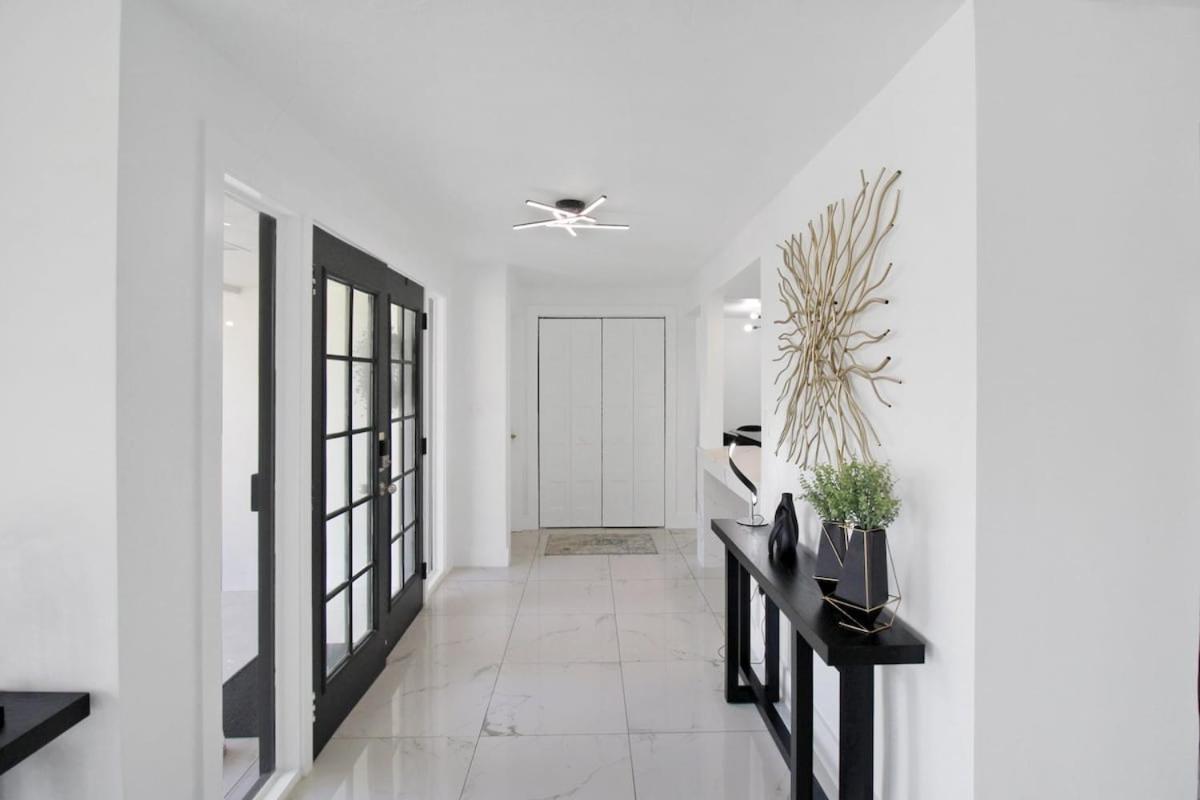 Chic & Modern Canal-front Retreat With Private Pool - Azure Tides *
