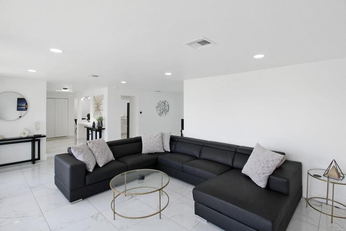 Chic & Modern Canal-front Retreat With Private Pool - Azure Tides *