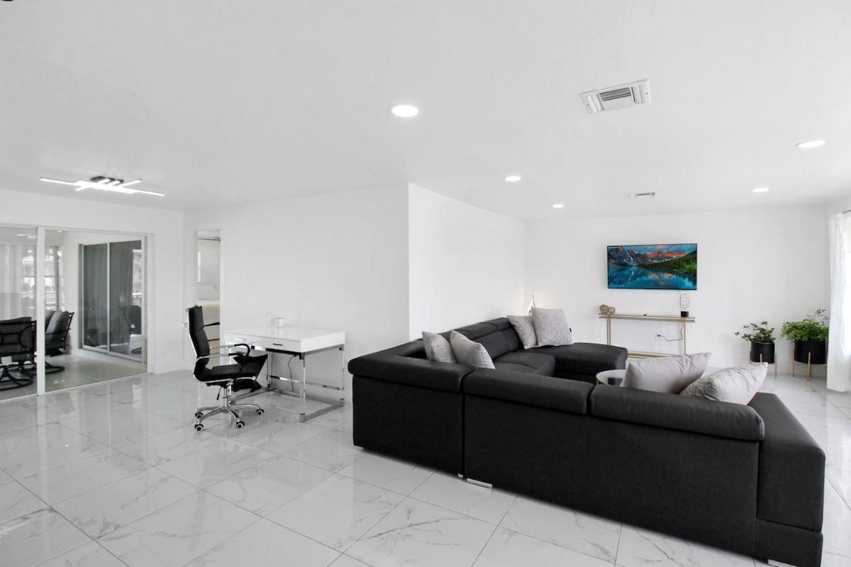 Holiday home Chic & Modern Canal-front Retreat With Private Pool - Azure Tides