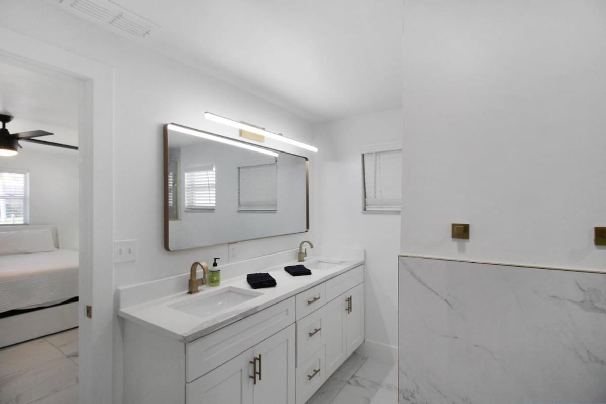 Chic & Modern Canal-front Retreat With Private Pool - Azure Tides Holiday home *