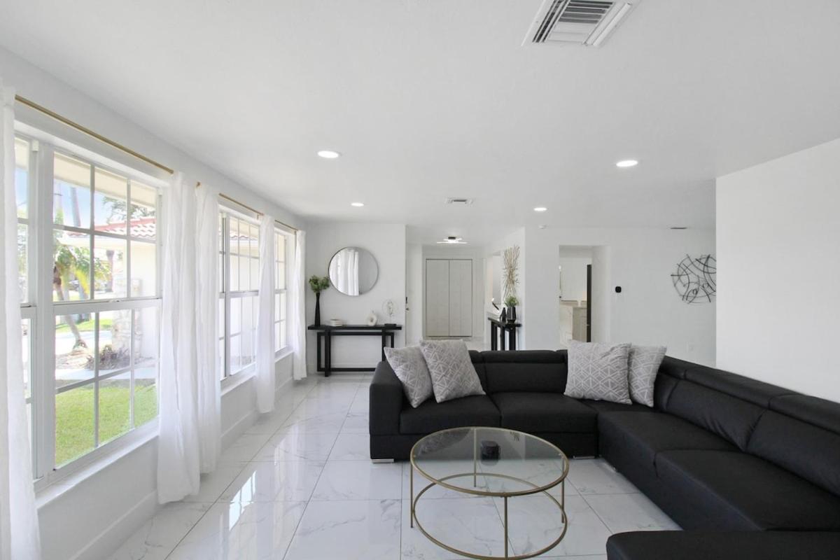 Holiday home Chic & Modern Canal-front Retreat With Private Pool - Azure Tides *