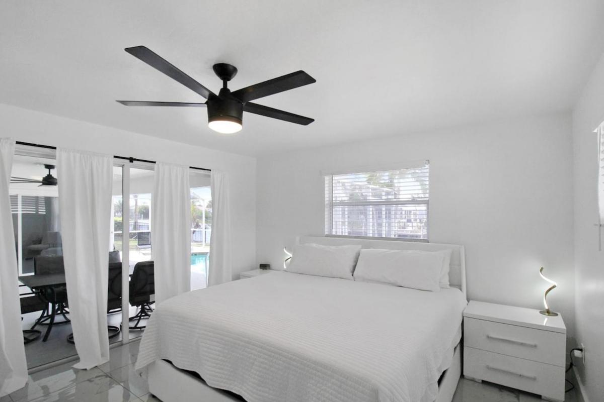 Chic & Modern Canal-front Retreat With Private Pool - Azure Tides Holiday home Punta Gorda