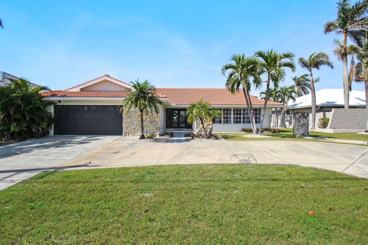 Chic & Modern Canal-front Retreat With Private Pool - Azure Tides *