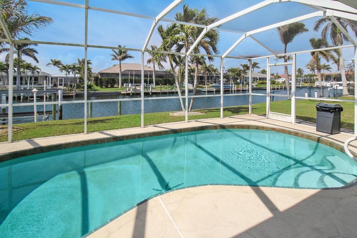 Holiday home Chic & Modern Canal-front Retreat With Private Pool - Azure Tides *