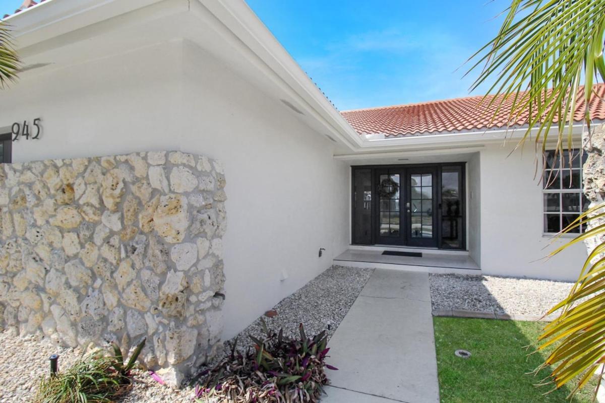 Chic & Modern Canal-front Retreat With Private Pool - Azure Tides *