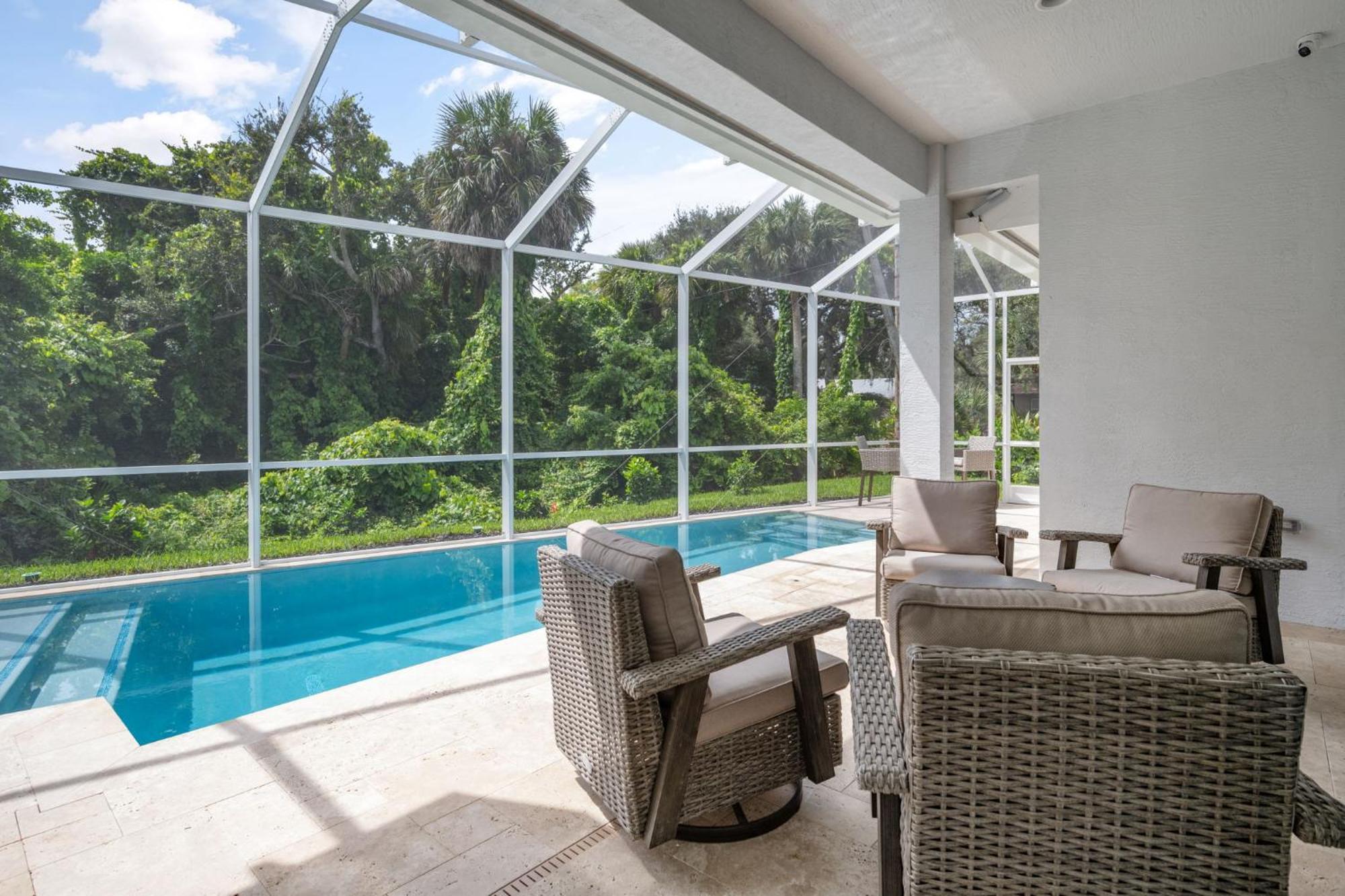 Beachside Bliss 3br, Heated Pool, Sleeps 10! * Sebastian