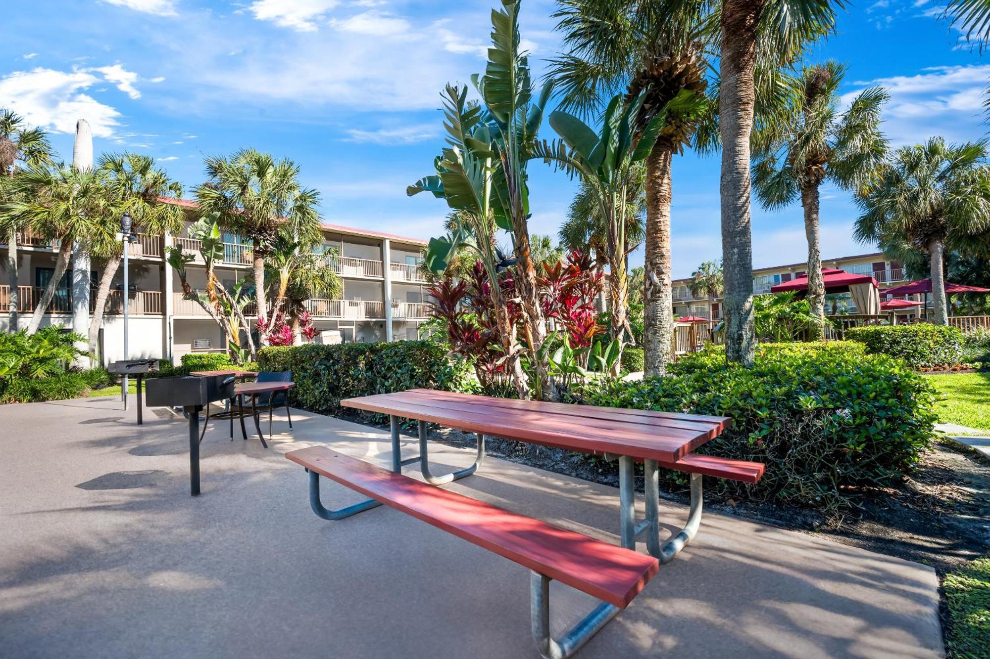 Hotel Red Roof Plus+ & Downtown-5th Ave S Naples
