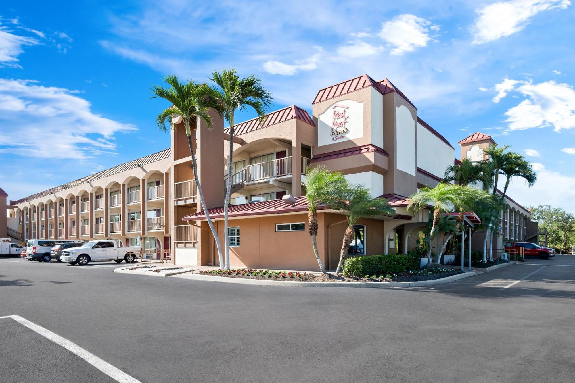 Hotel Red Roof Plus+ & Downtown-5th Ave S Naples