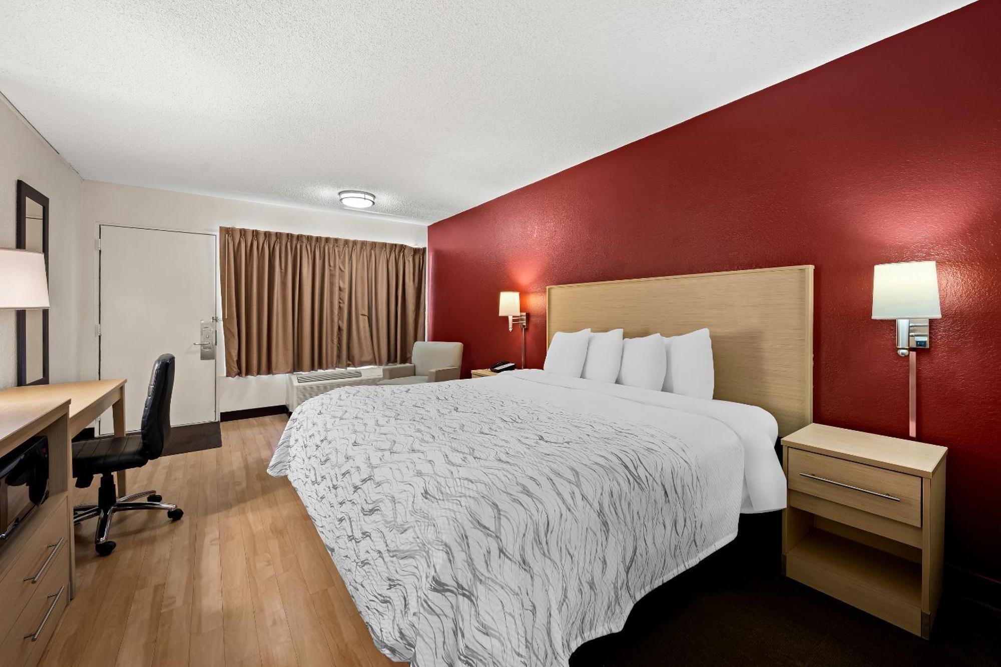 Red Roof Plus+ & Downtown-5th Ave S 3*