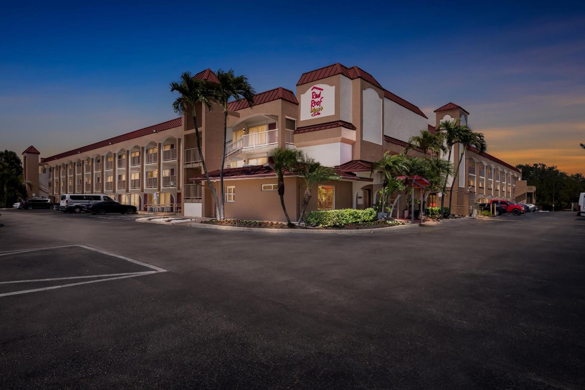 Red Roof Plus+ & Downtown-5th Ave S Hotel 3*