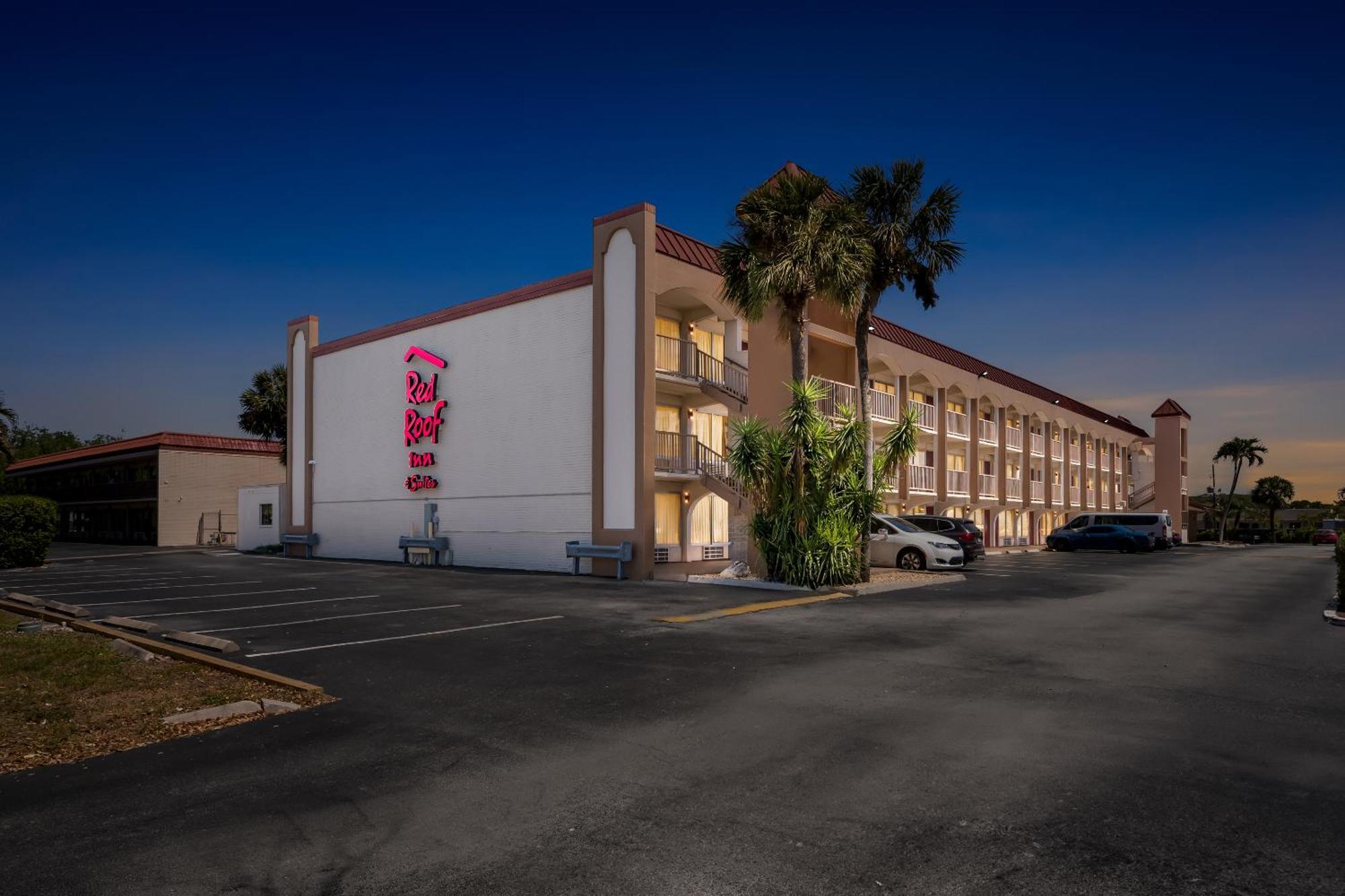 Red Roof Plus+ & Downtown-5th Ave S Hotel 3*