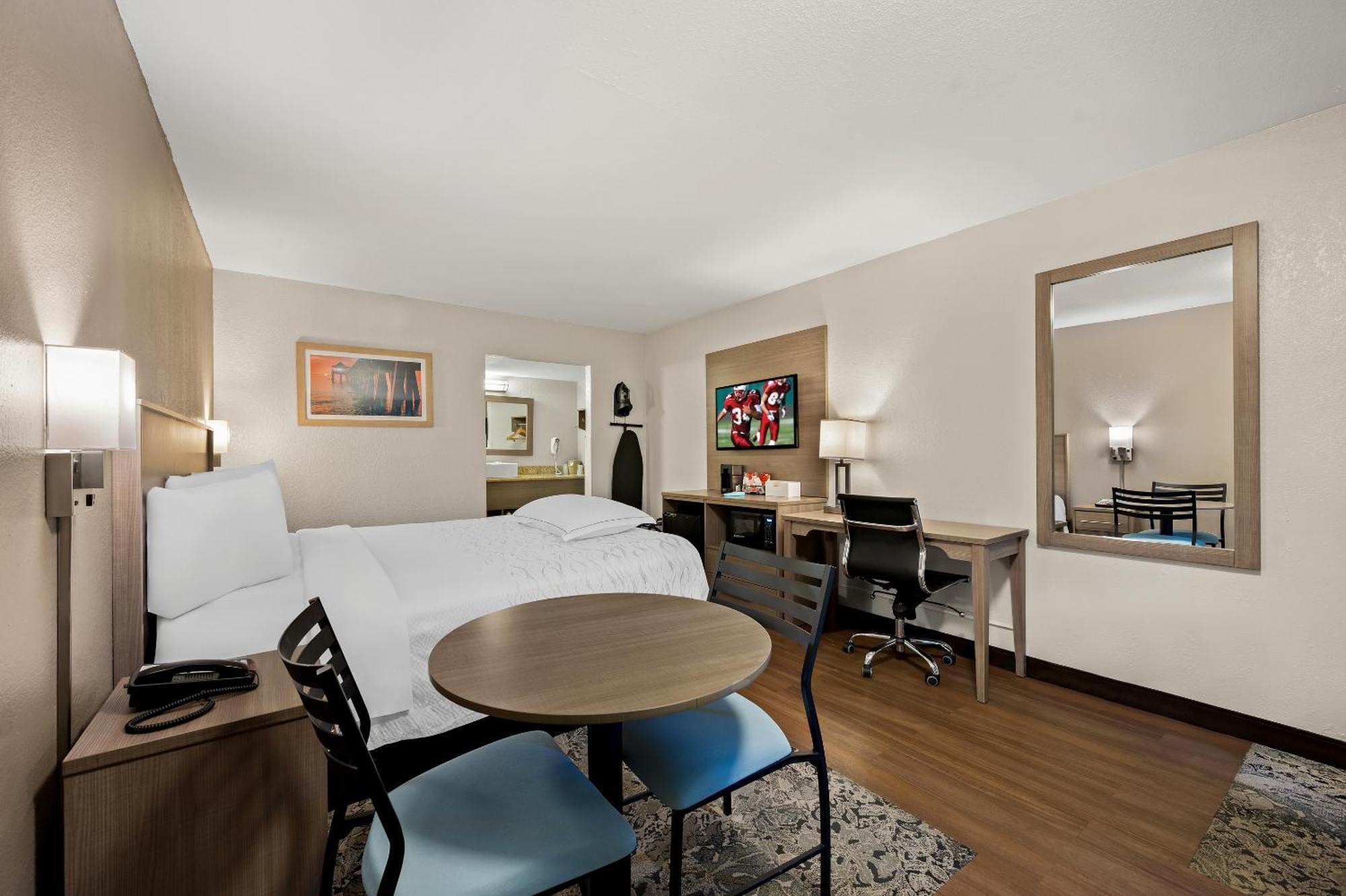 Hotel Red Roof Plus+ & Downtown-5th Ave S 3*
