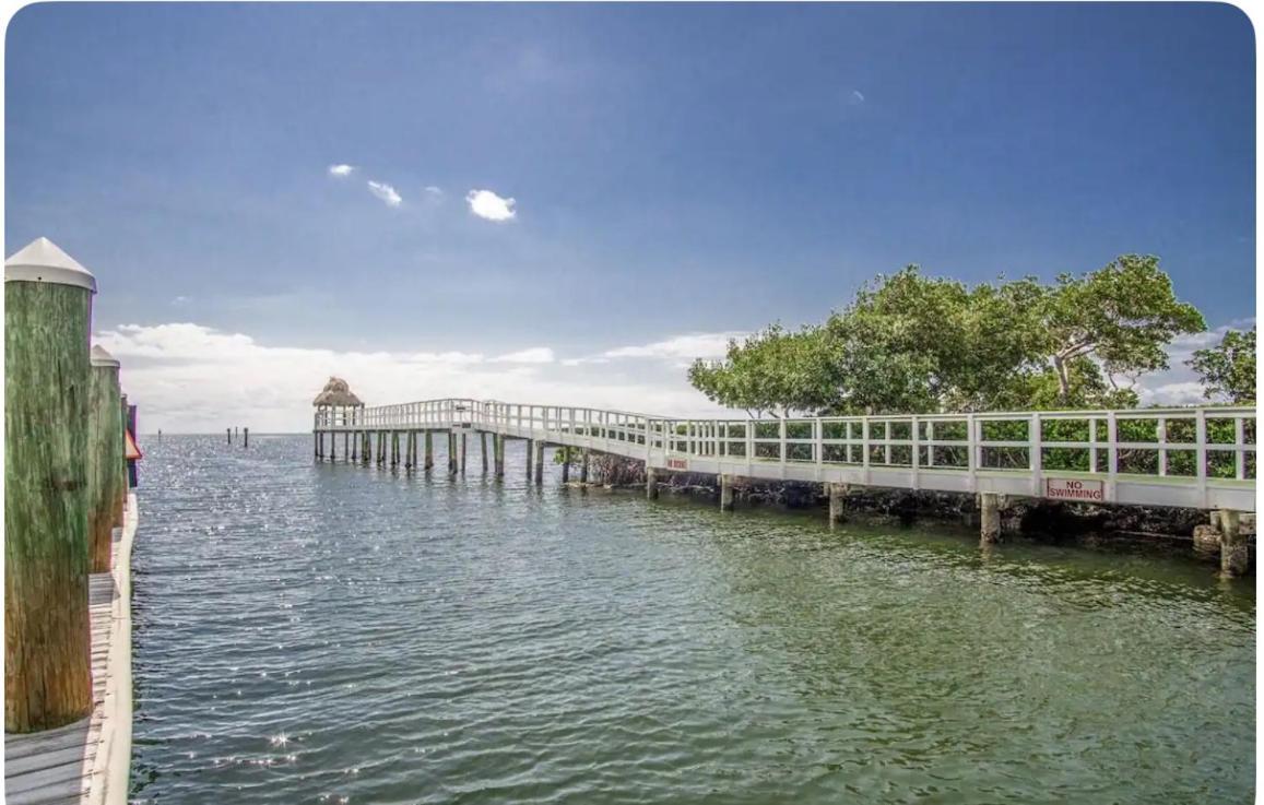 Vacay Vibes-2 Pools, Beach, Pickleball, Coffee Bar, Food Truck Holiday home