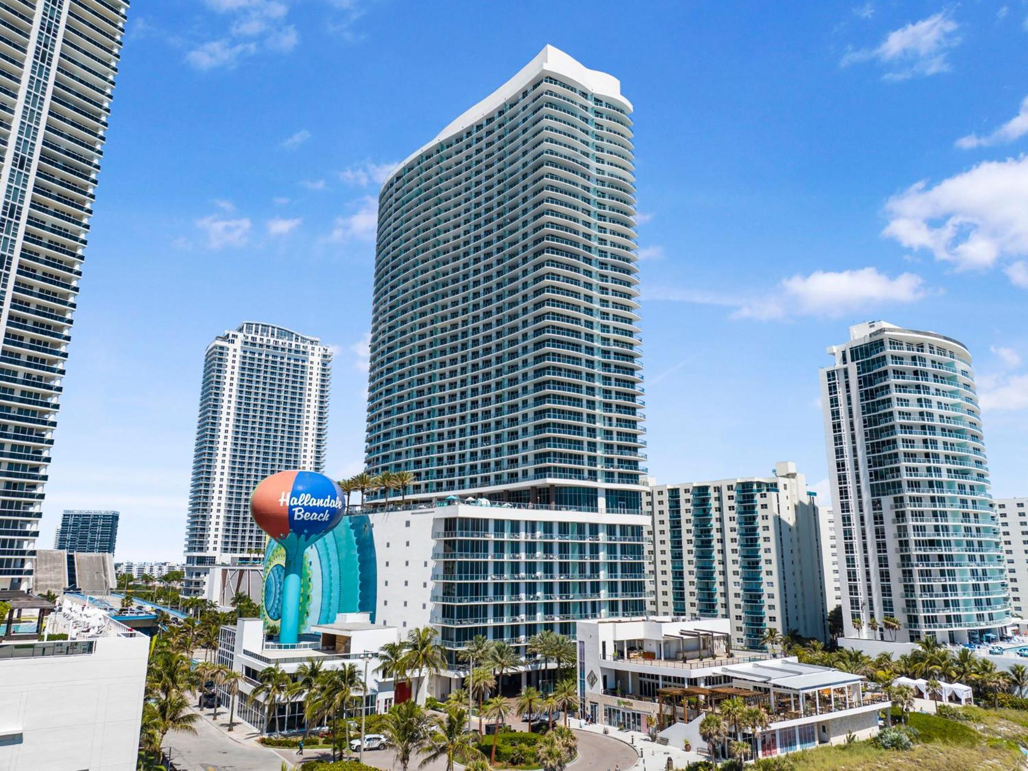 Beautiful Views From A Comfortable With Access! Apartment *