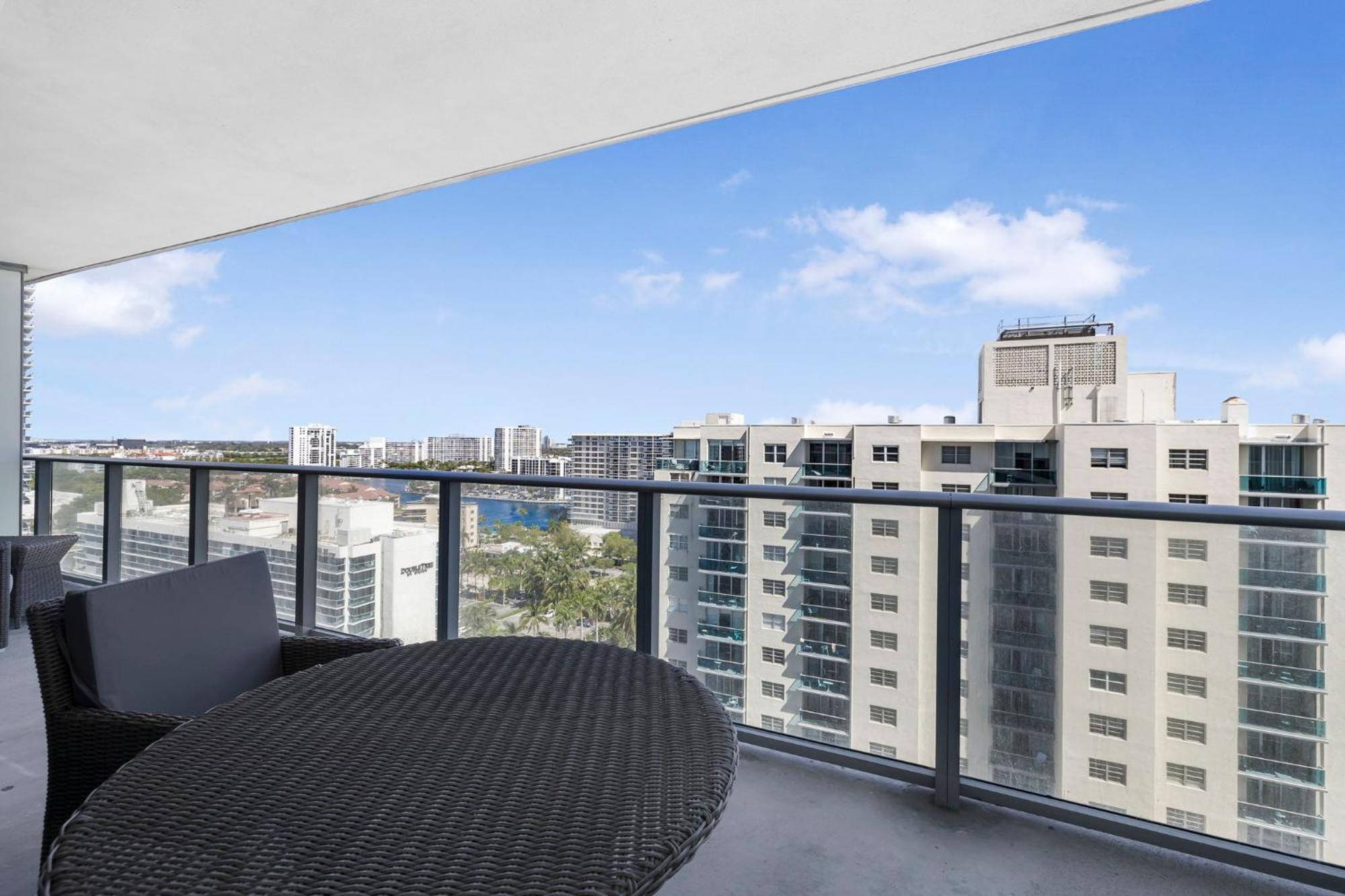 Beautiful Views From A Comfortable With Access! Apartment *