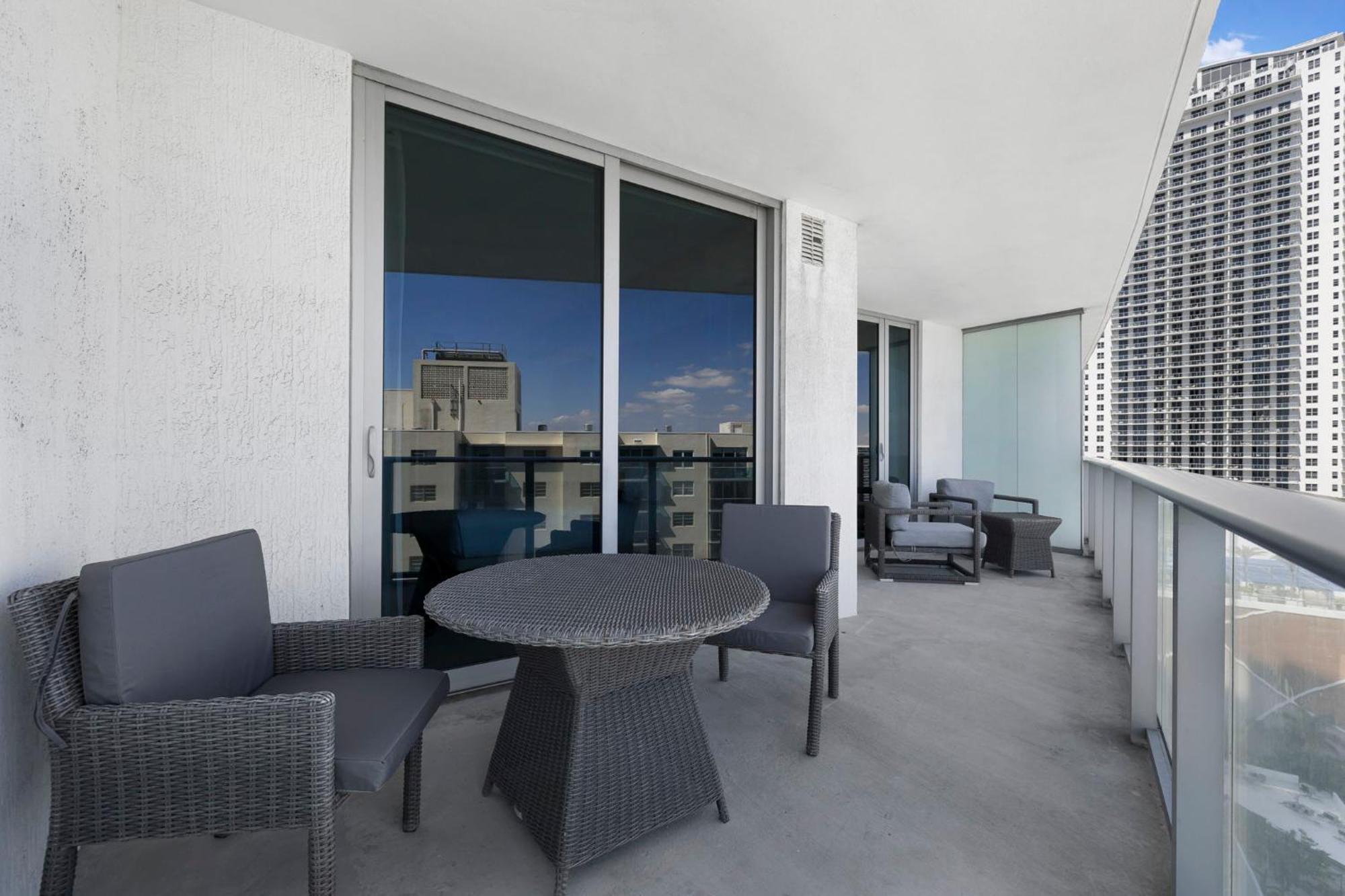 Beautiful Views From A Comfortable With Access! Apartment