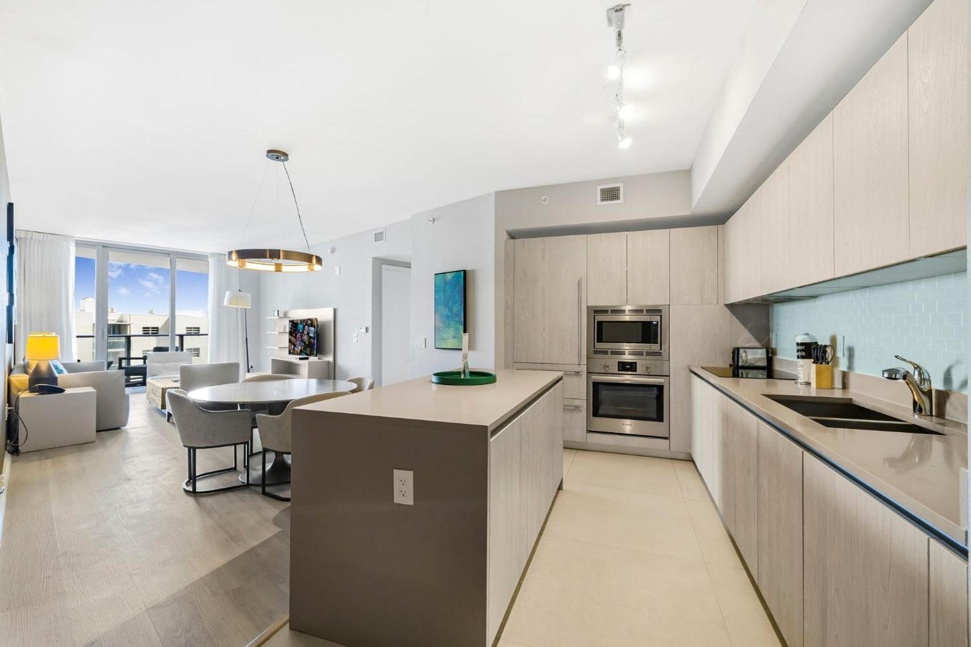 Beautiful Views From A Comfortable With Access! Apartment *