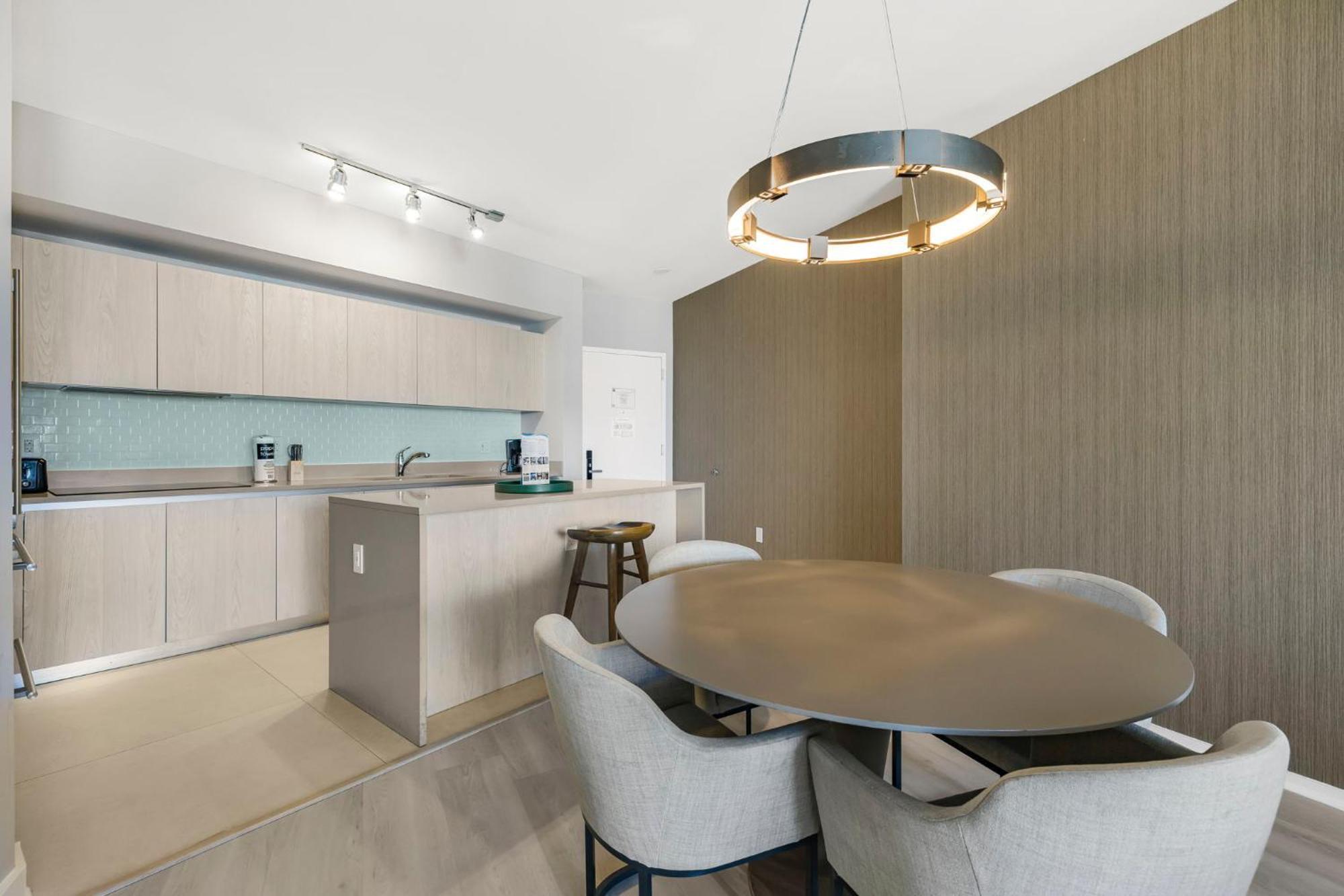 Beautiful Views From A Comfortable With Access! Apartment