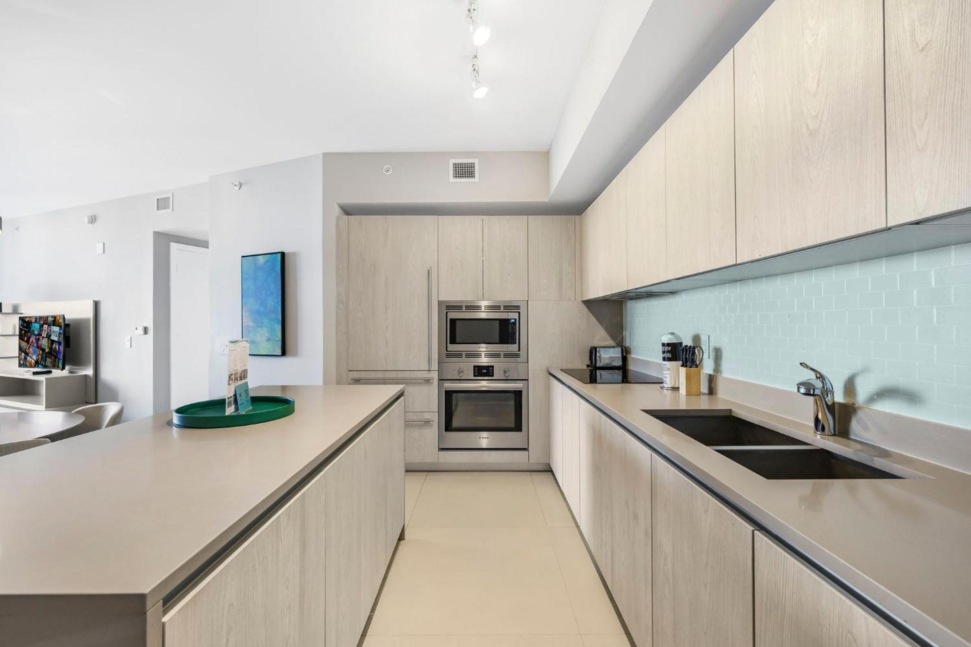 Beautiful Views From A Comfortable With Access! Apartment Hollywood