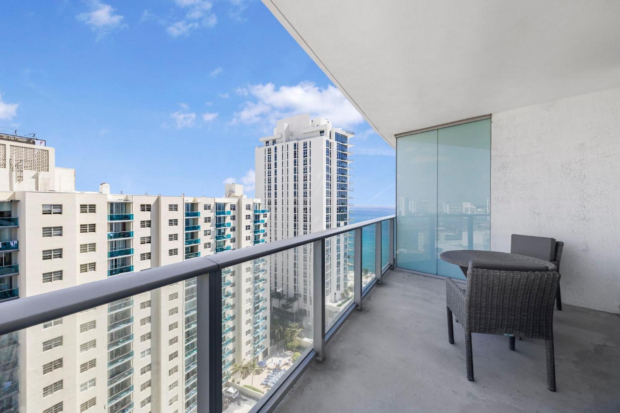 Beautiful Views From A Comfortable With Access! * Hollywood