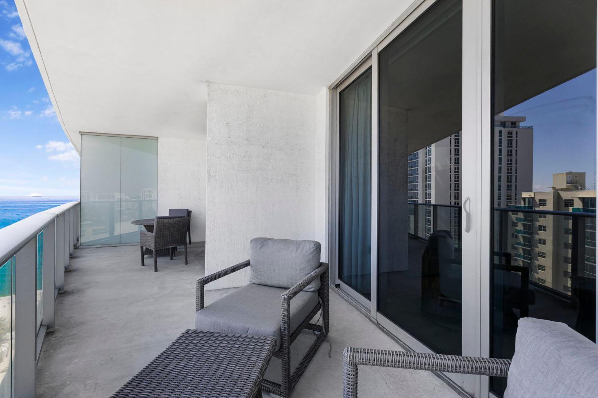 Beautiful Views From A Comfortable With Access! Apartment Hollywood