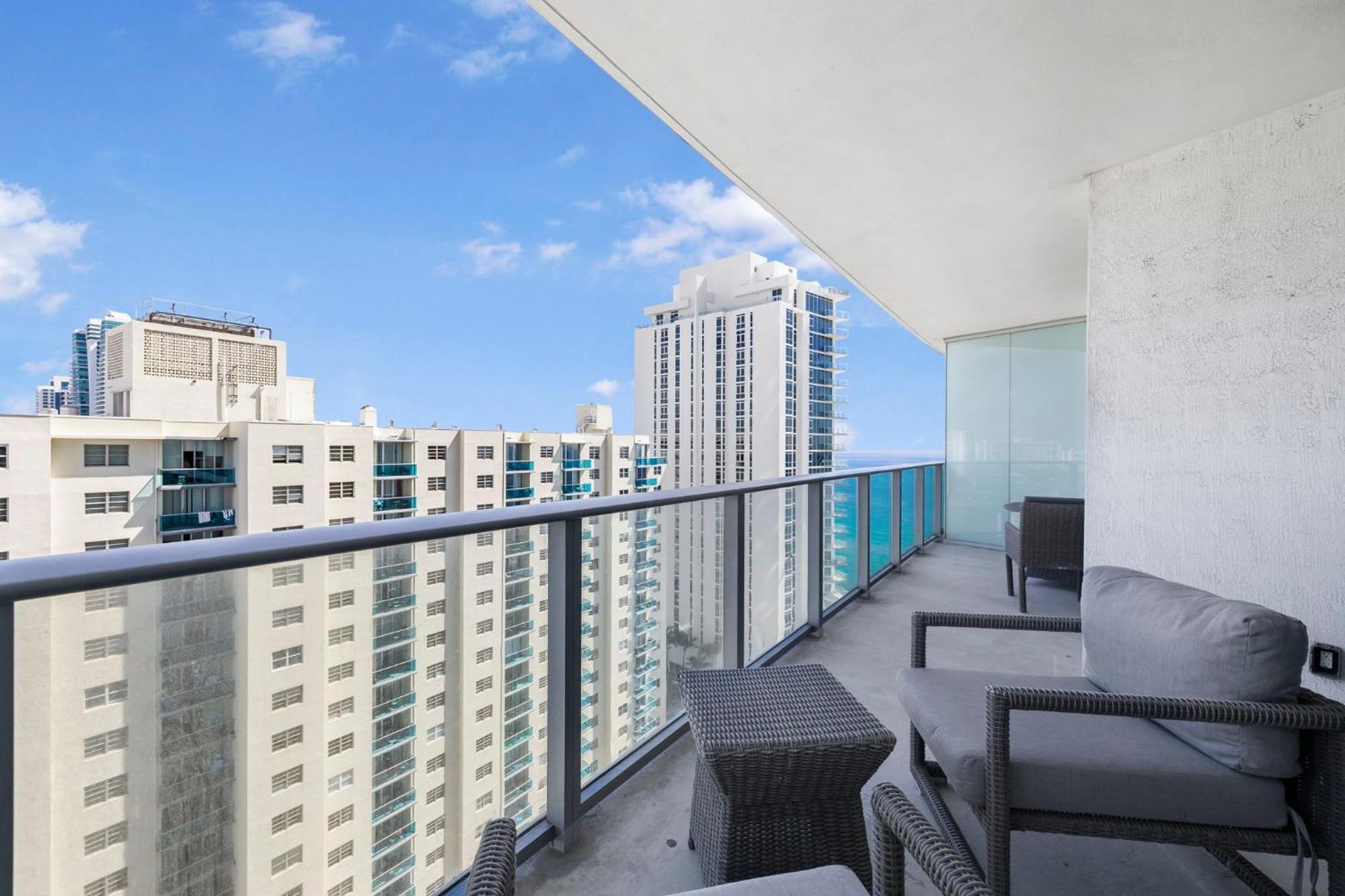 Apartment Beautiful Views From A Comfortable With Access! *