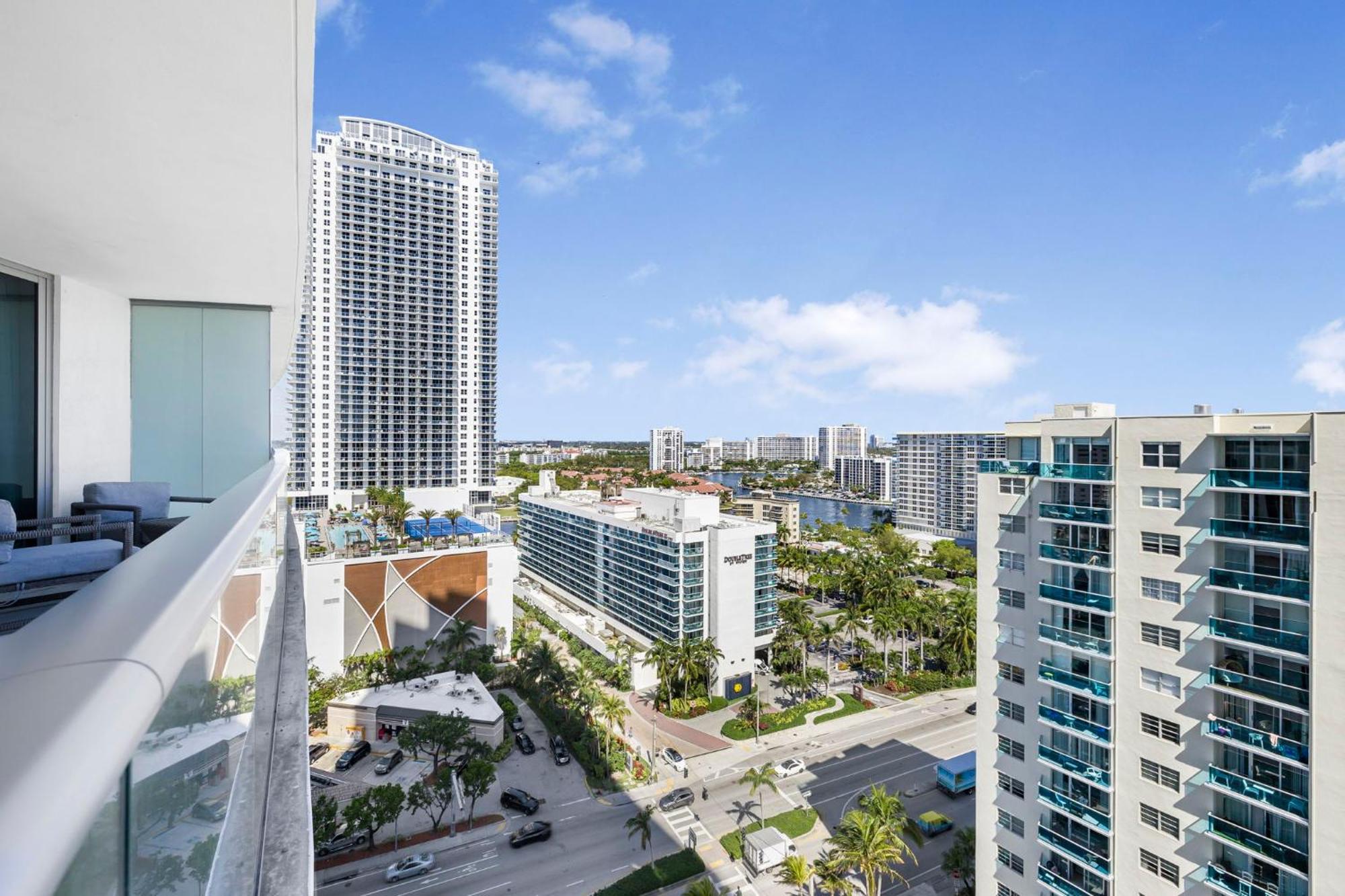 Beautiful Views From A Comfortable With Access! Apartment Hollywood