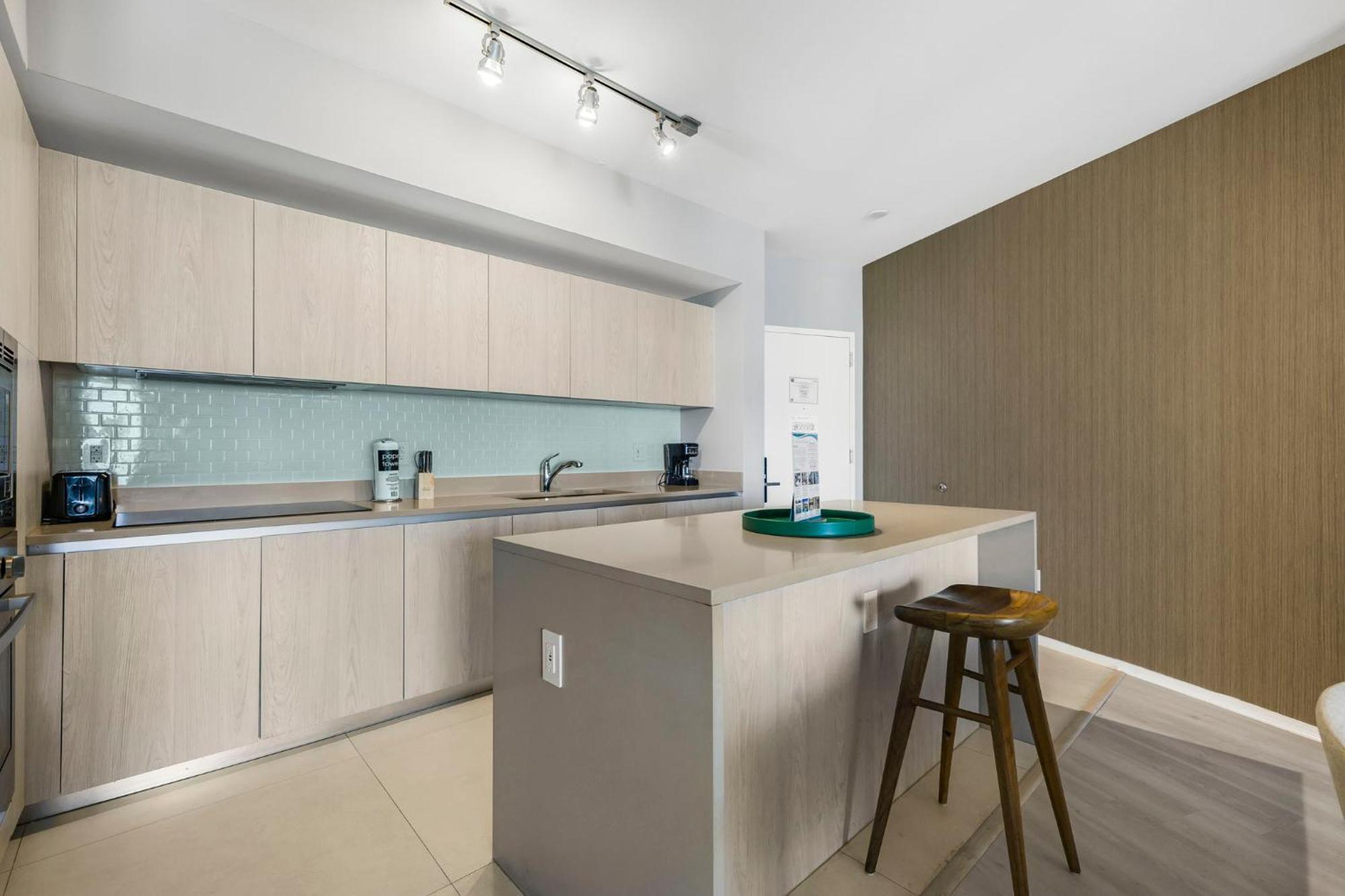 Beautiful Views From A Comfortable With Access! Hollywood