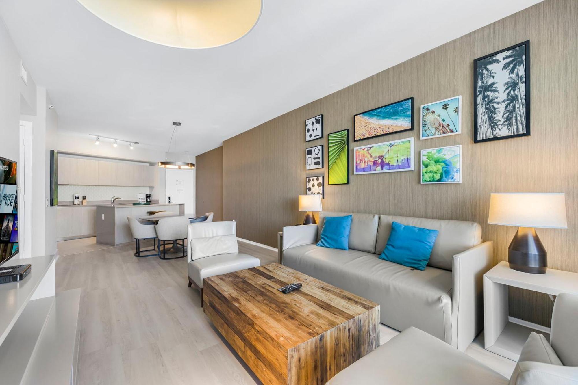 Beautiful Views From A Comfortable With Access! Apartment Hollywood