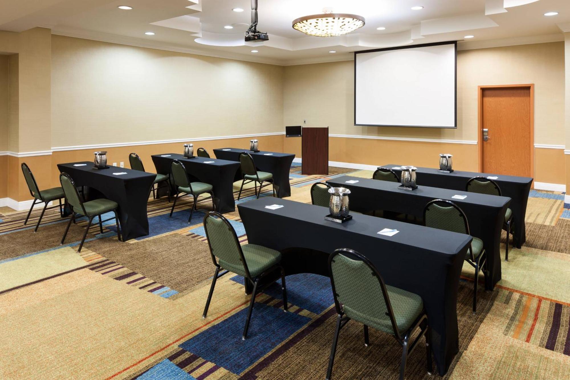 Hotel Fairfield & Butler Boulevard 3*