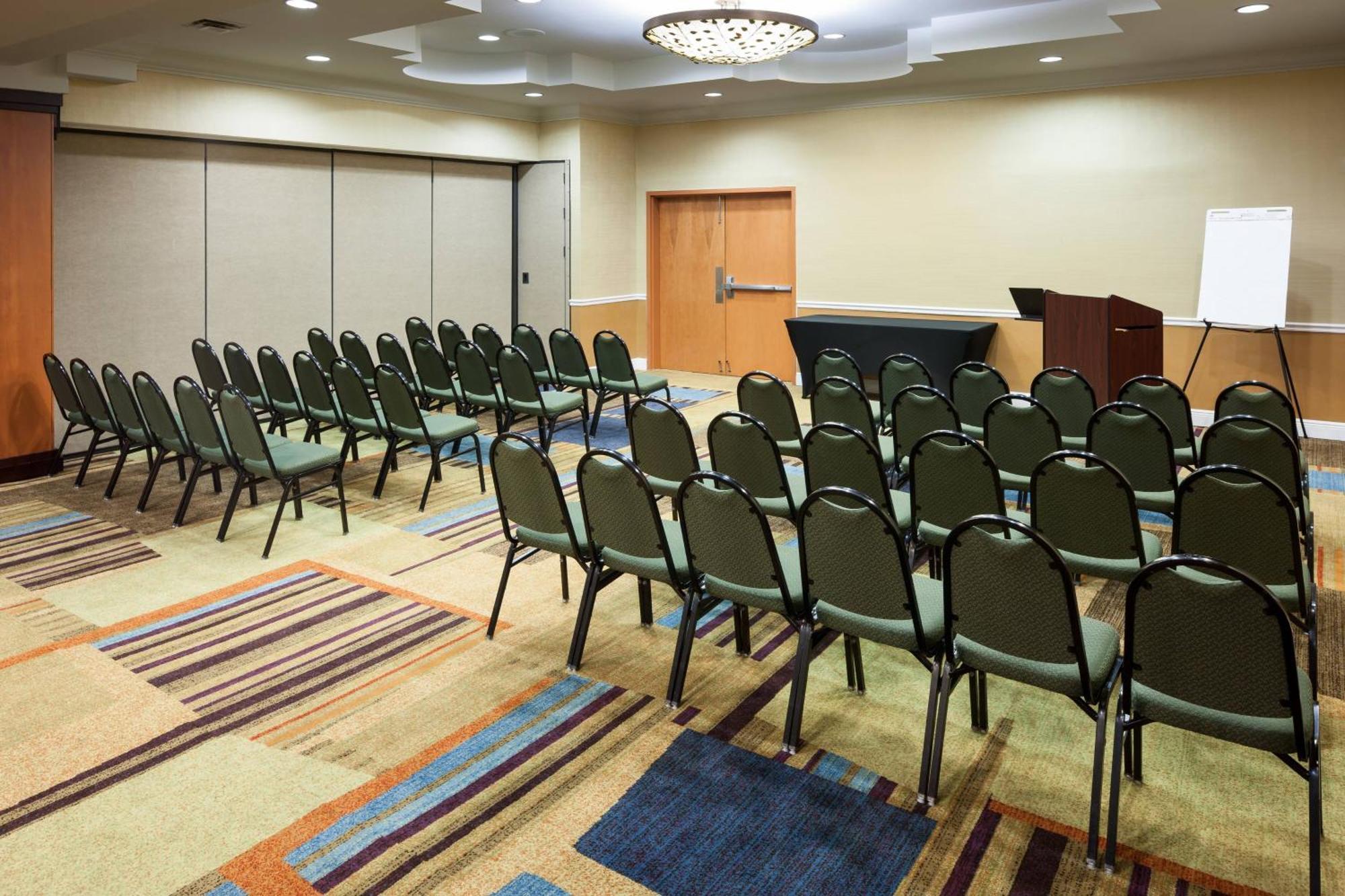 Hotel Fairfield & Butler Boulevard 3*