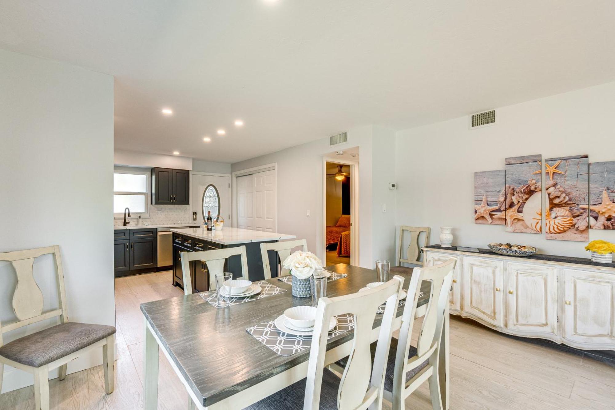 Walk To With Pool And Patio In Sarasota! Apartment *