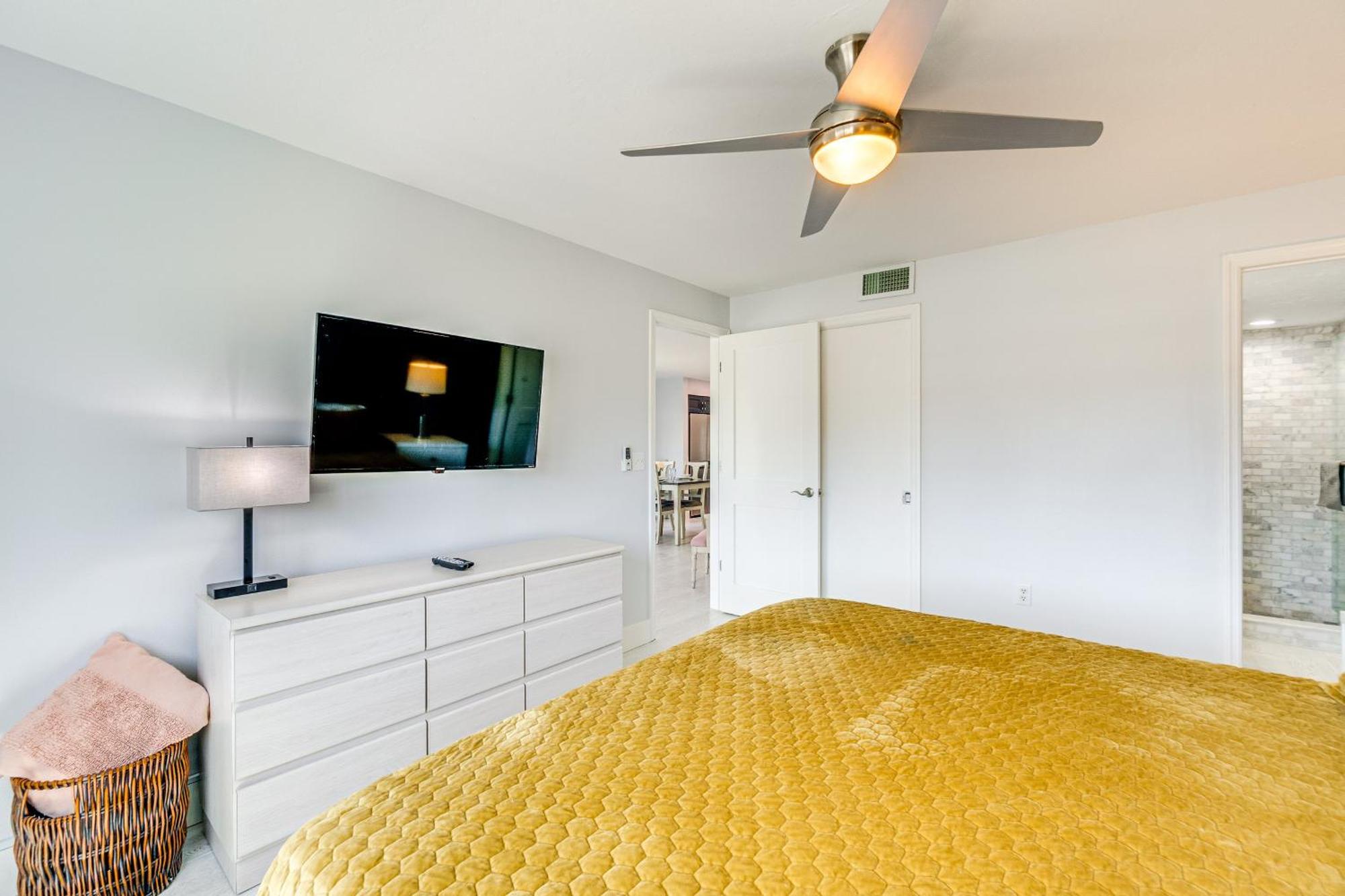Apartment Walk To With Pool And Patio In Sarasota! *