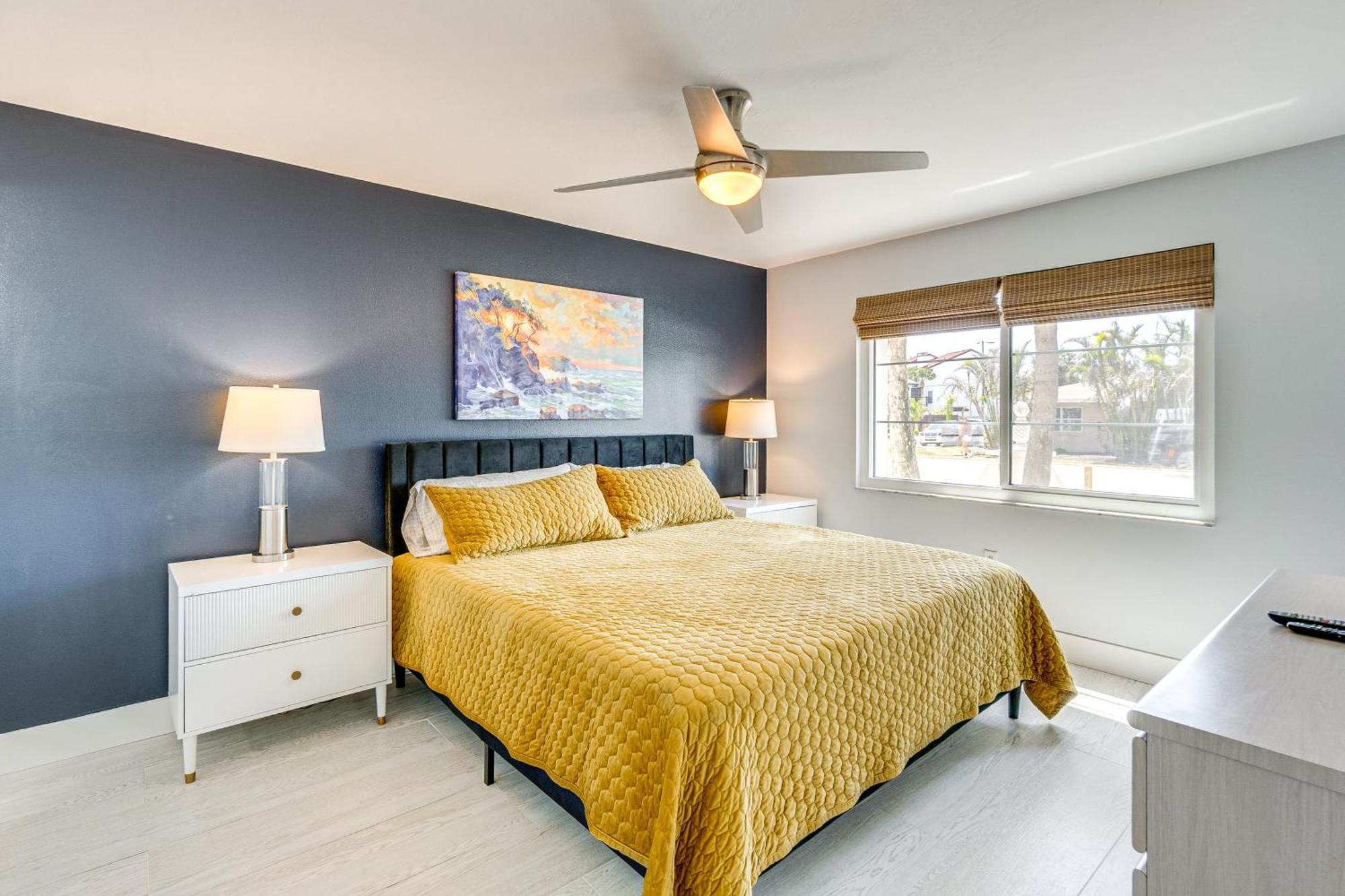 Apartment Walk To With Pool And Patio In Sarasota!