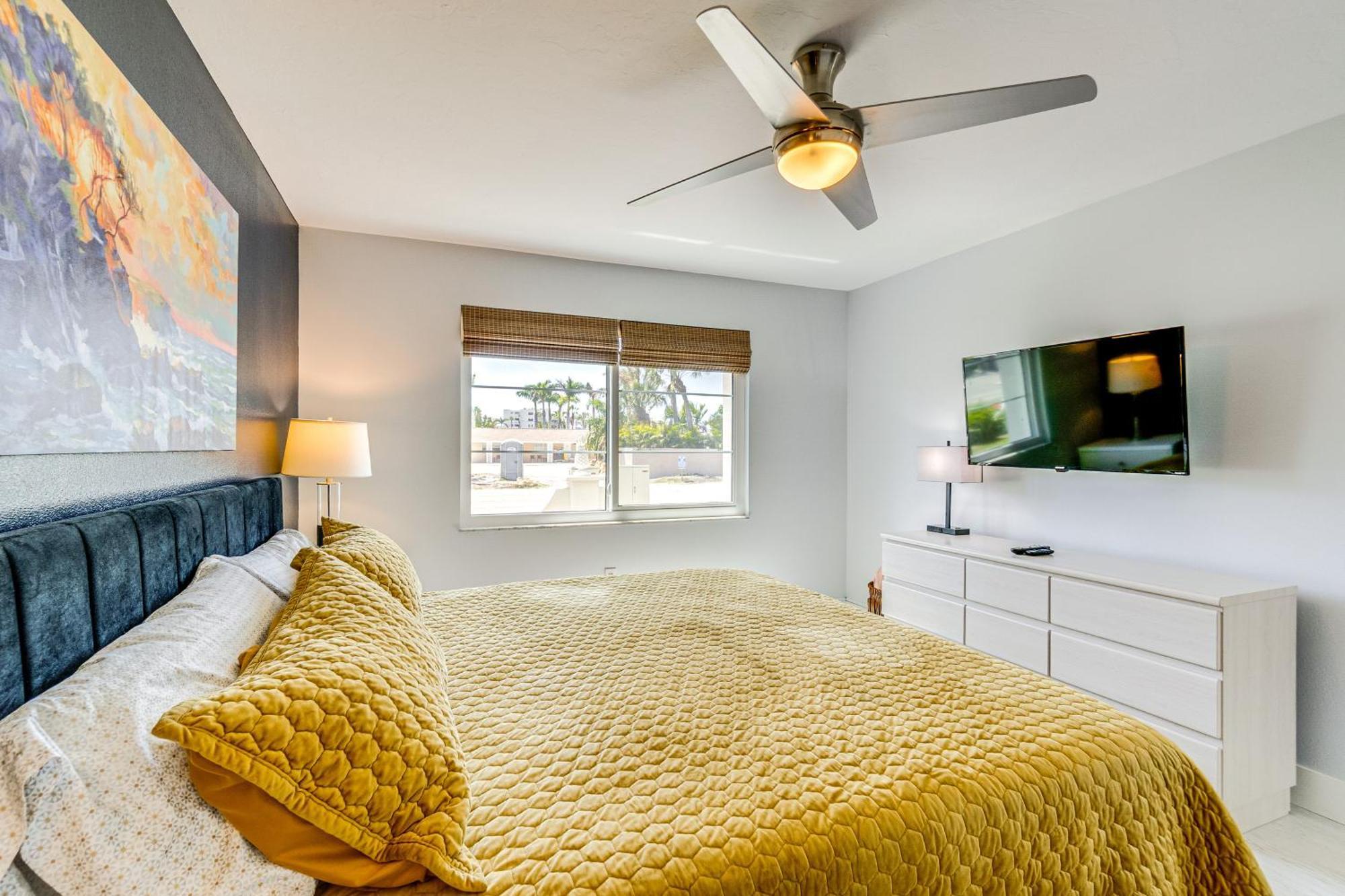 Walk To With Pool And Patio In Sarasota! Sarasota