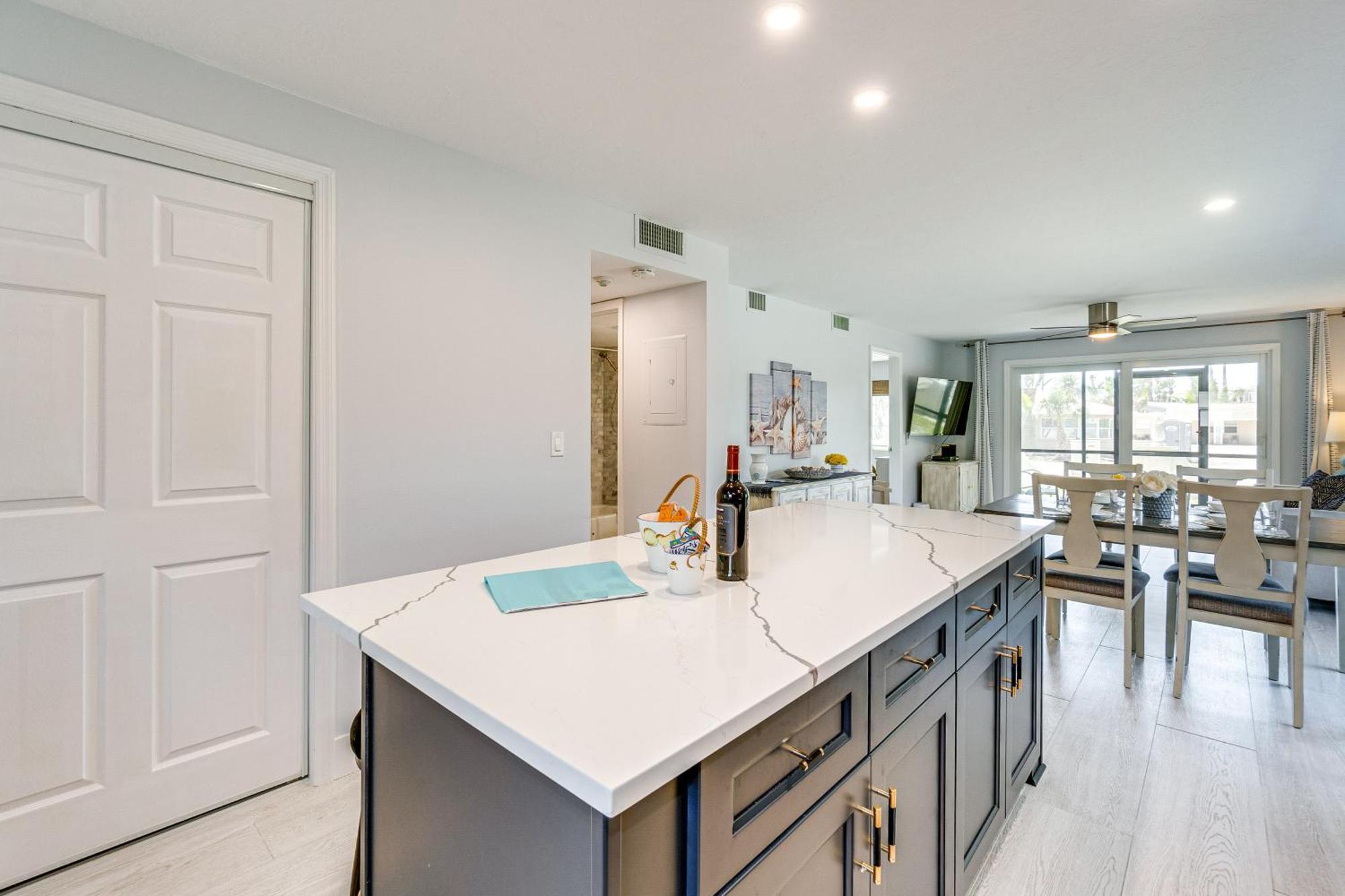 Walk To With Pool And Patio In Sarasota! Apartment